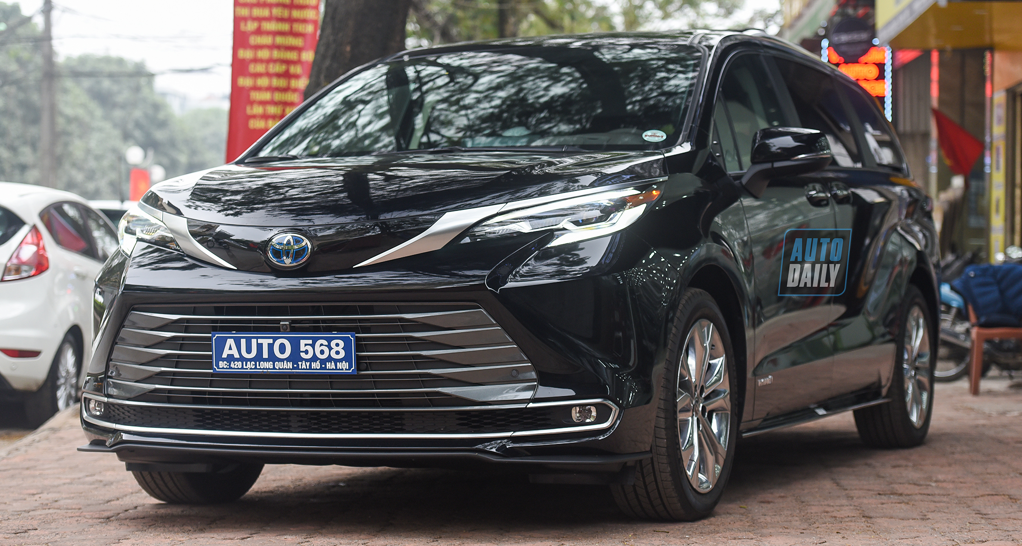 Ảnh chi tiết Toyota Sienna 2021 giá hơn 4 tỷ tại Việt Nam 9.jpg