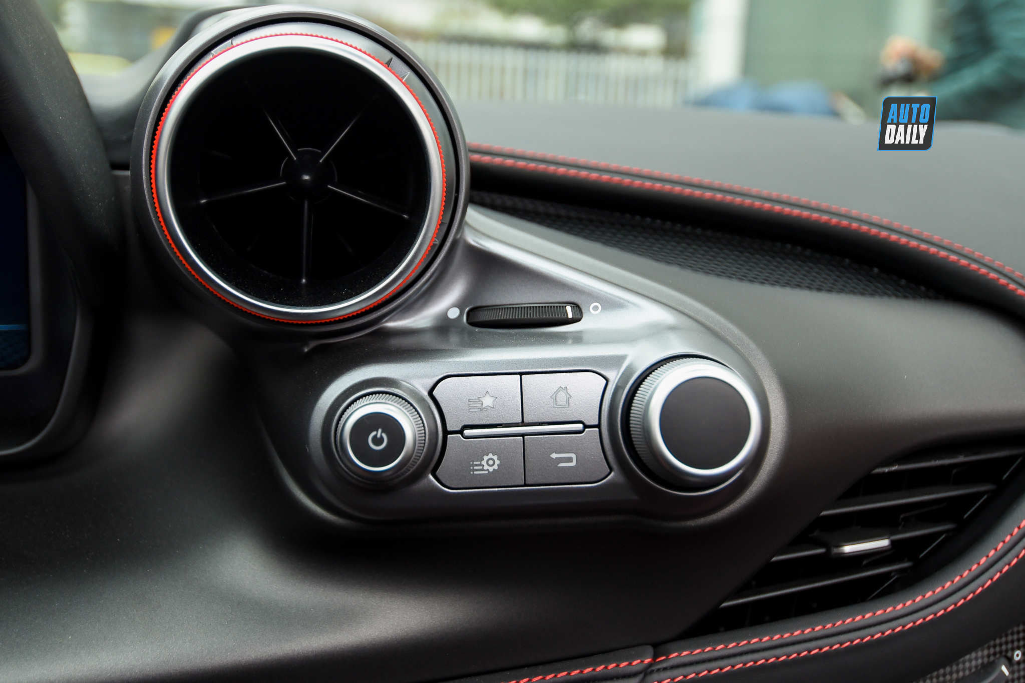 Ảnh chi tiết Ferrari F8 Spider giá hơn 1 triệu USD tại Việt Nam 22.jpg