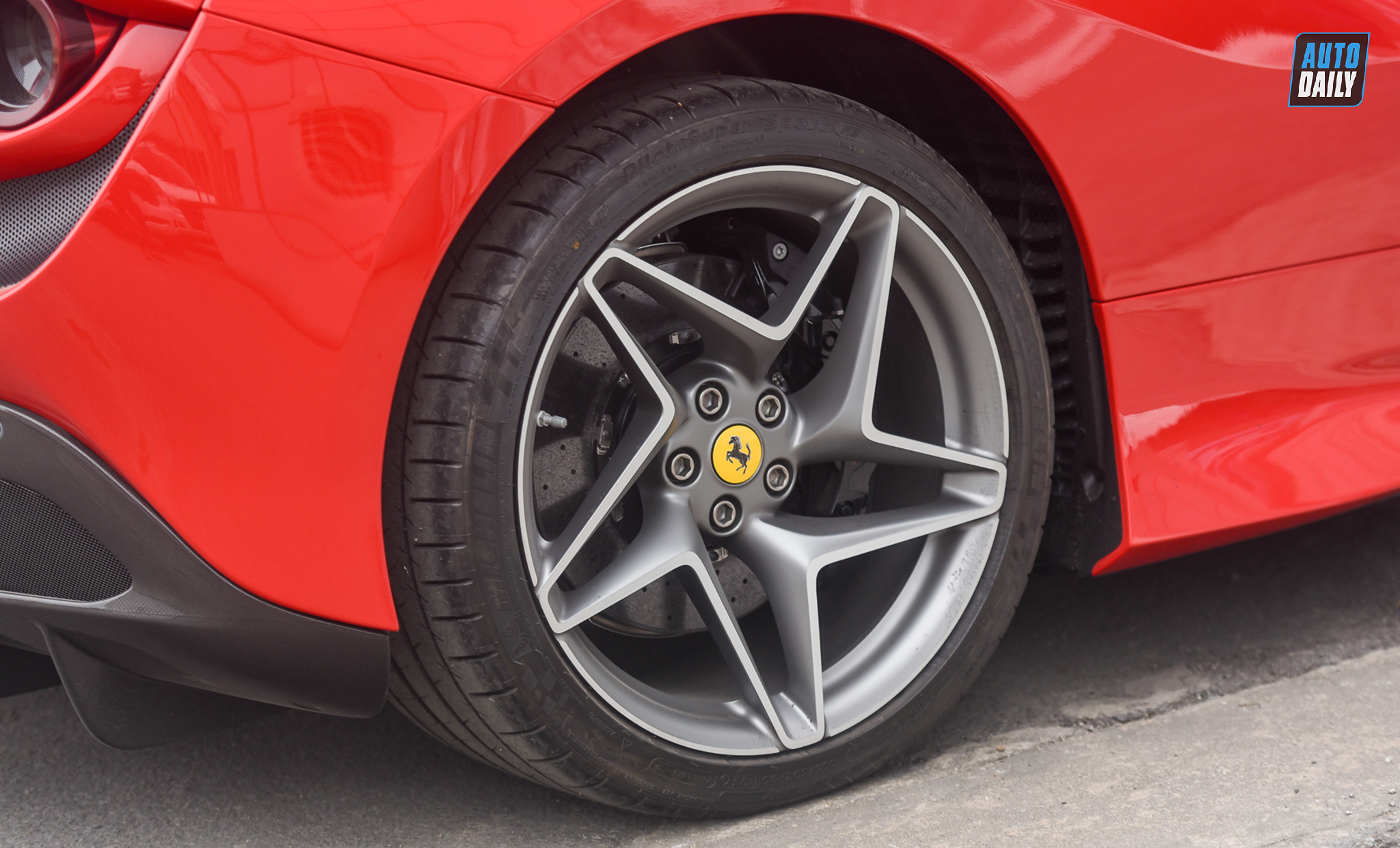 Ảnh chi tiết Ferrari F8 Spider giá hơn 1 triệu USD tại Việt Nam 55.jpg