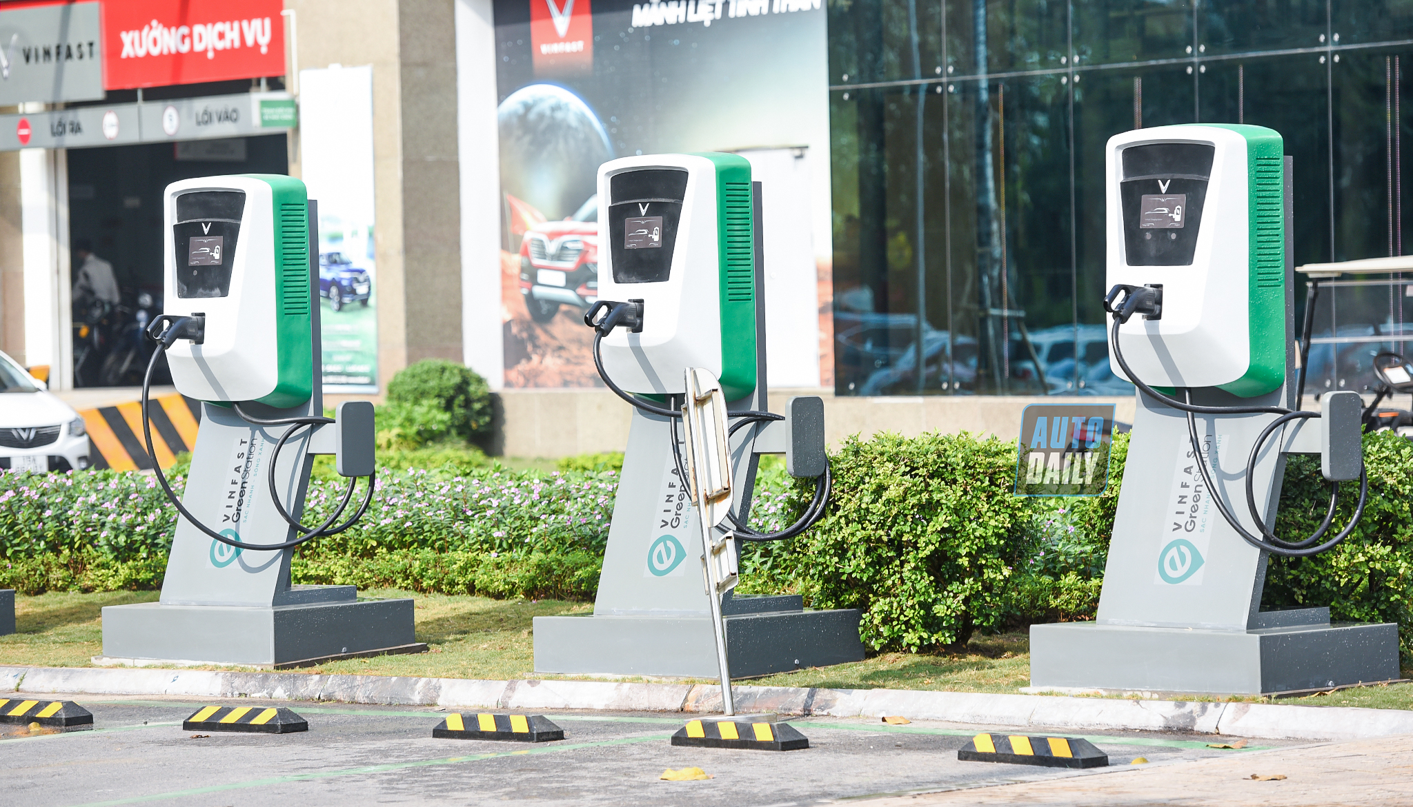 Cận cảnh mô hình trạm sạc nhanh cho xe điện của VinFast tại Hà Nội dsc-3386-copy.jpg