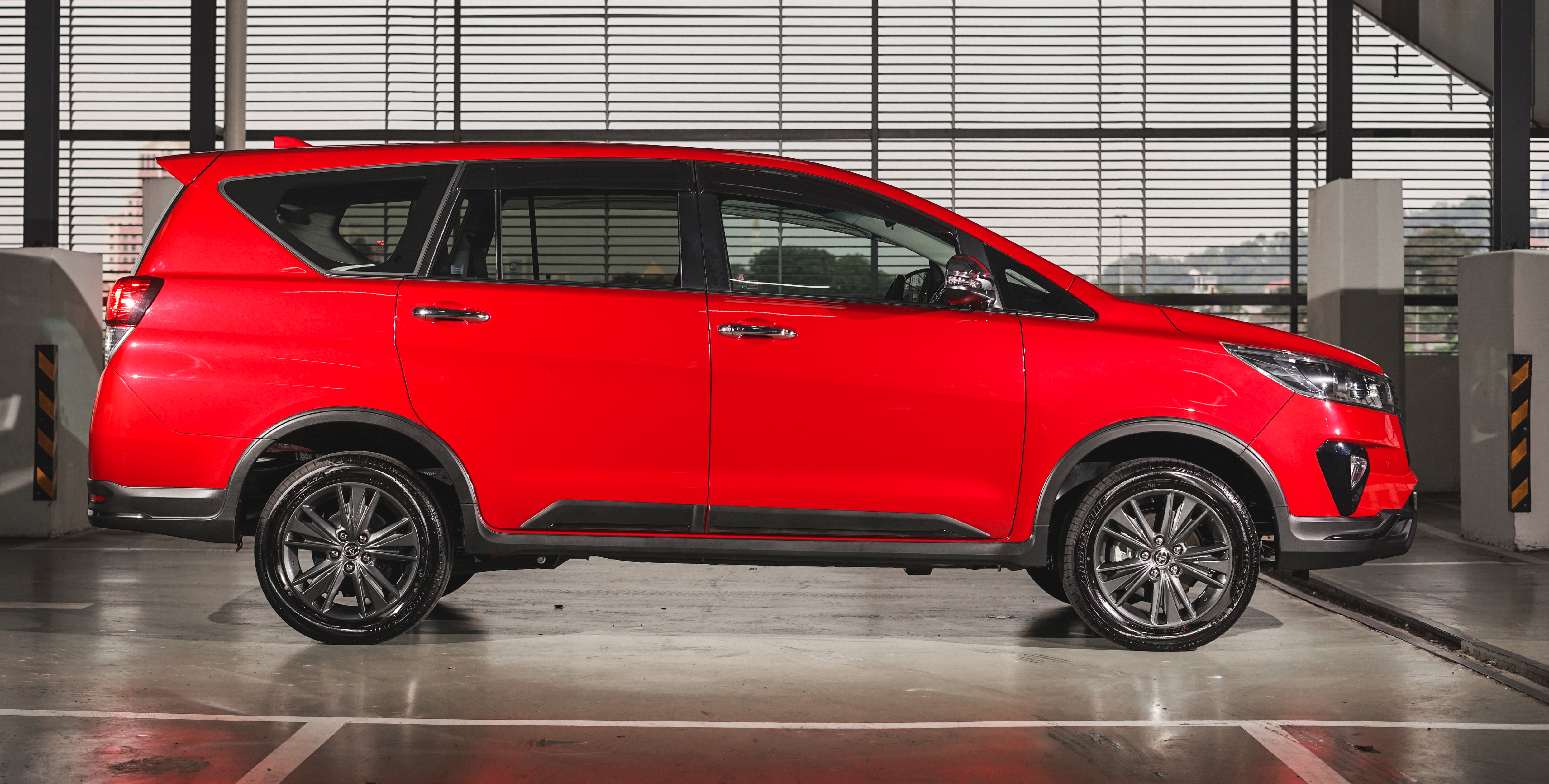 Toyota Innova 2021 ra mắt tại Malaysia, giá từ 27.570 USD 2021-toyota-innova-10.jpg