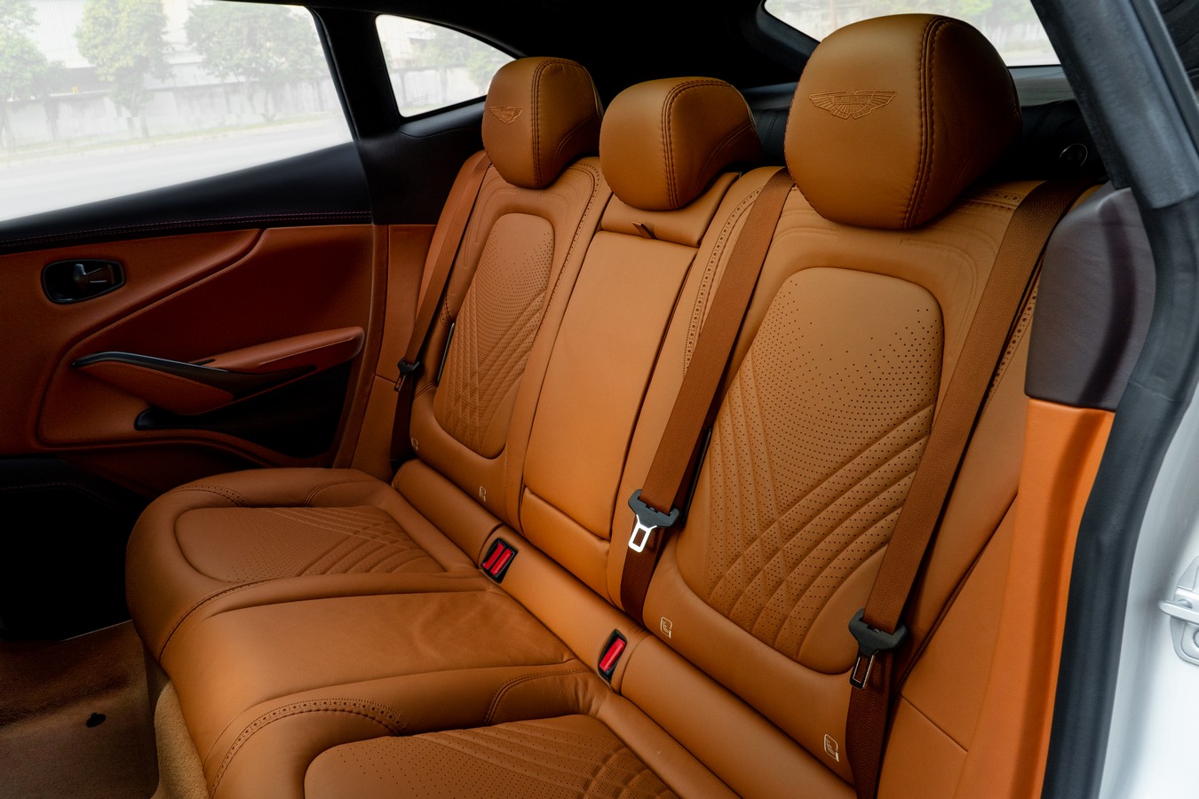 SUV “quý tộc” Aston Martin DBX  ra mắt thị trường Việt Nam Aston-Martin-DBX (22).JPG