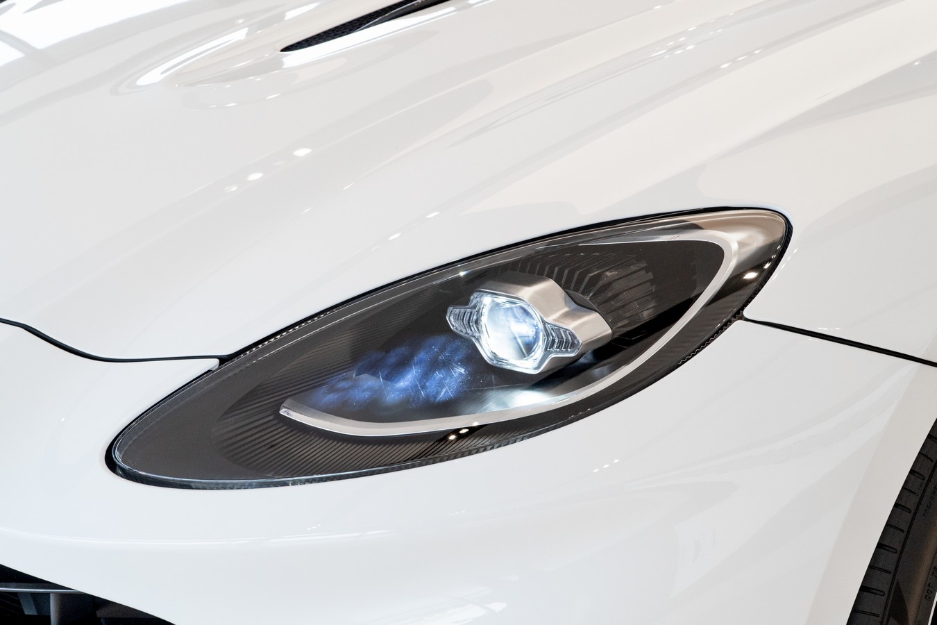 SUV “quý tộc” Aston Martin DBX  ra mắt thị trường Việt Nam Aston-Martin-DBX (30).JPG
