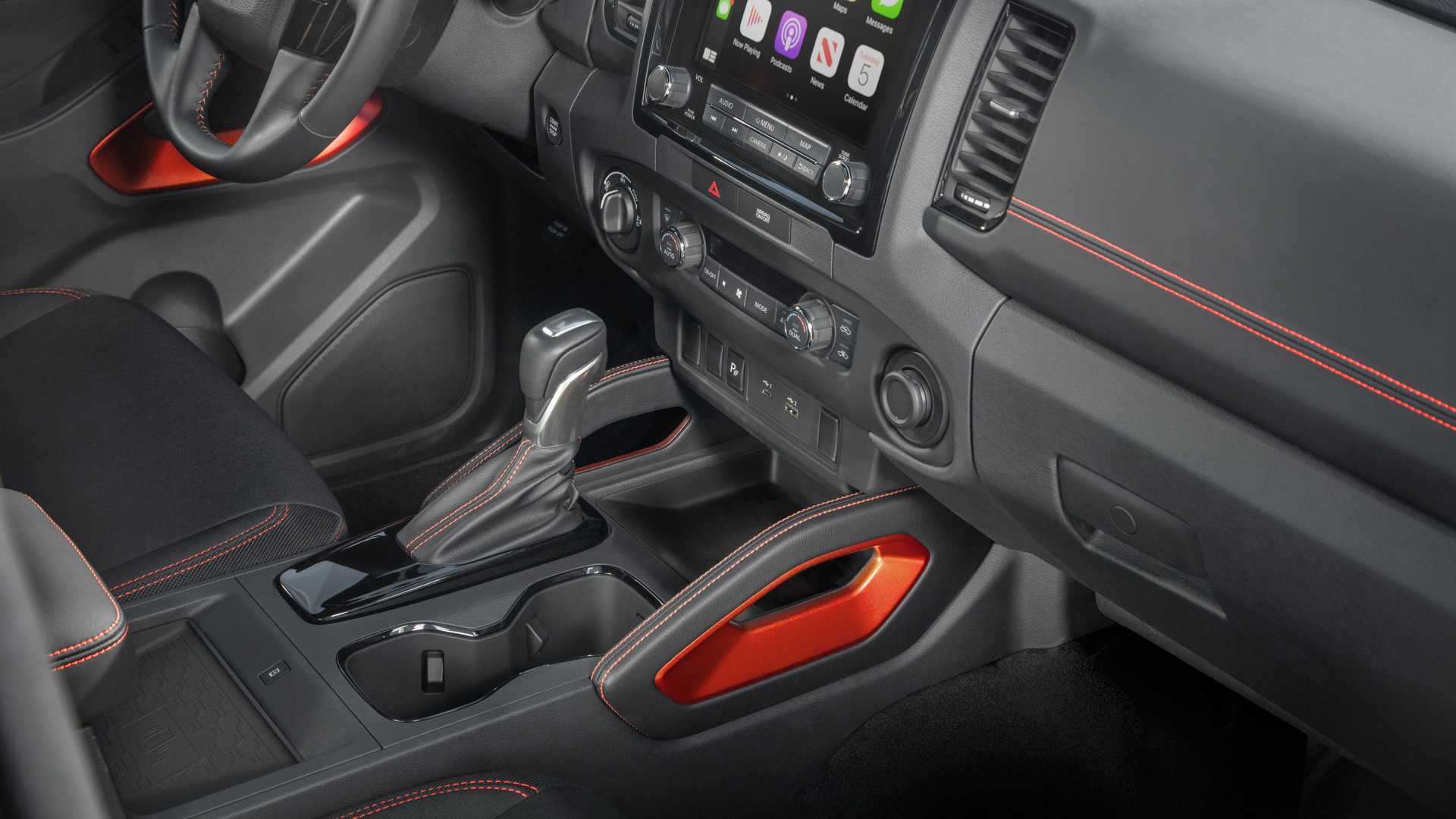 Ra mắt Nissan Frontier 2022, đối thủ Toyota Tacoma, Ford Ranger tại Mỹ 2022-nissan-frontier-interior-dashboard-details-1.jpg