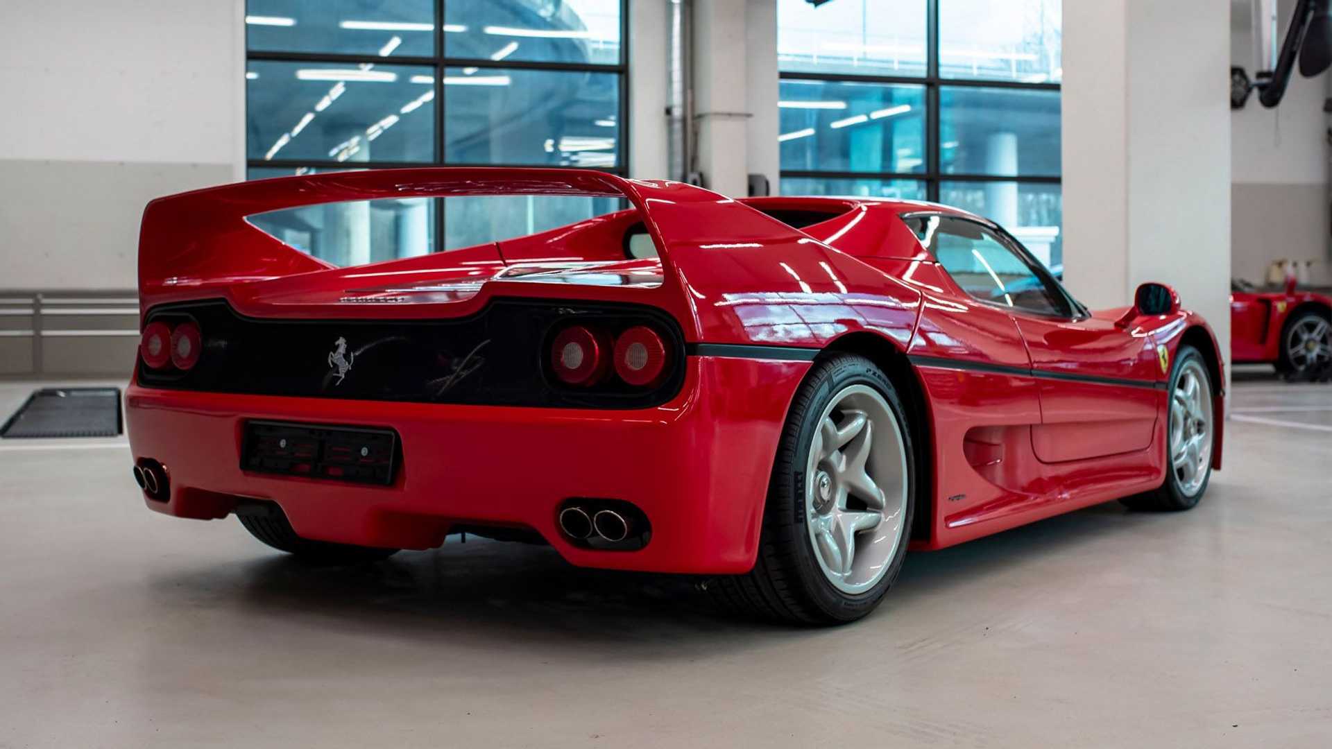 Rời đội đua Ferrari, Sebastian Vettel rao bán 5 siêu xe Ferrari hàng hiếm 1996-ferrari-f50-of-sebastian-vettel-rear-view.jpg