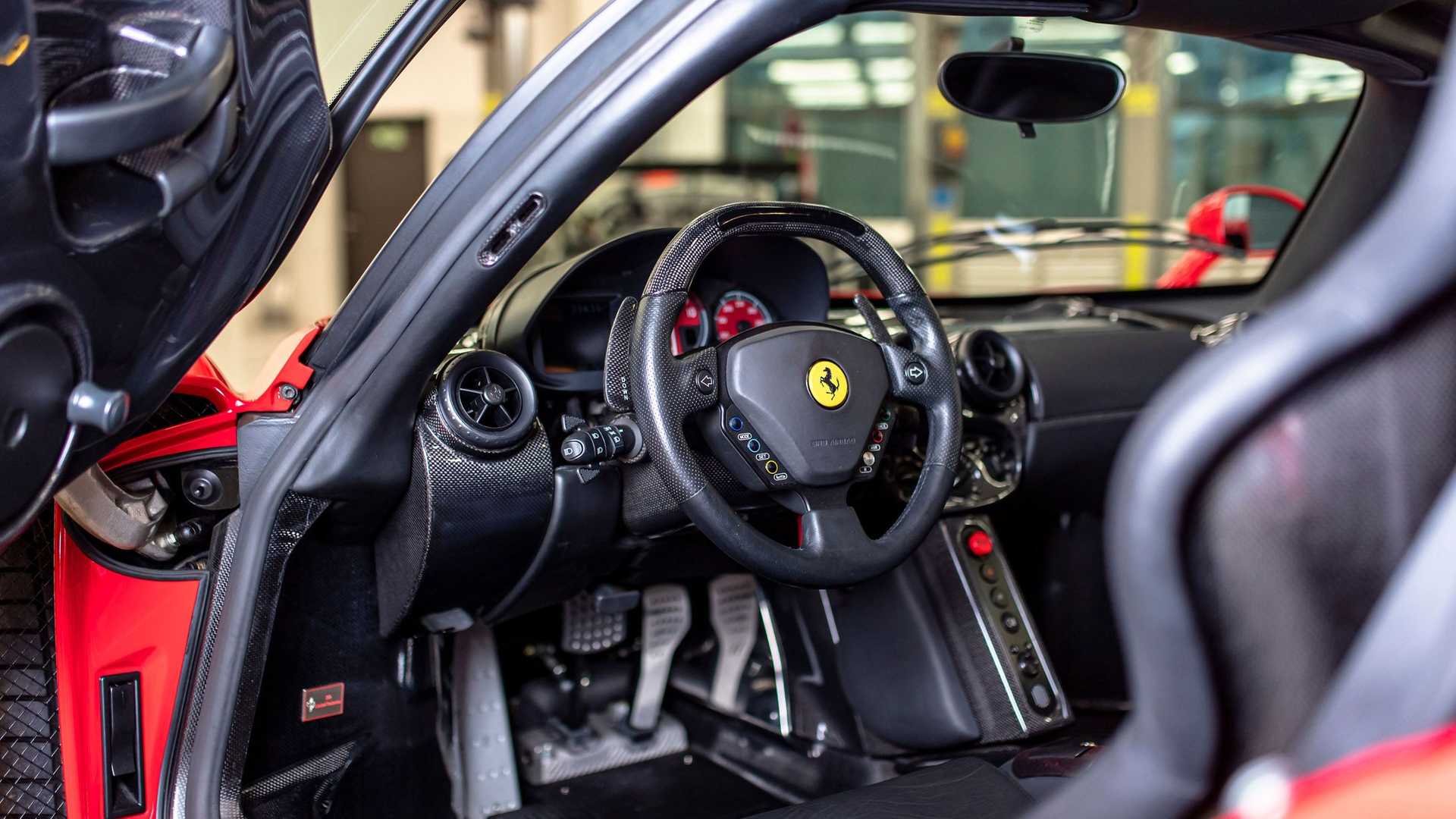 Rời đội đua Ferrari, Sebastian Vettel rao bán 5 siêu xe Ferrari hàng hiếm 2004-ferrari-enzo-of-sebastian-vettel-interior.jpg