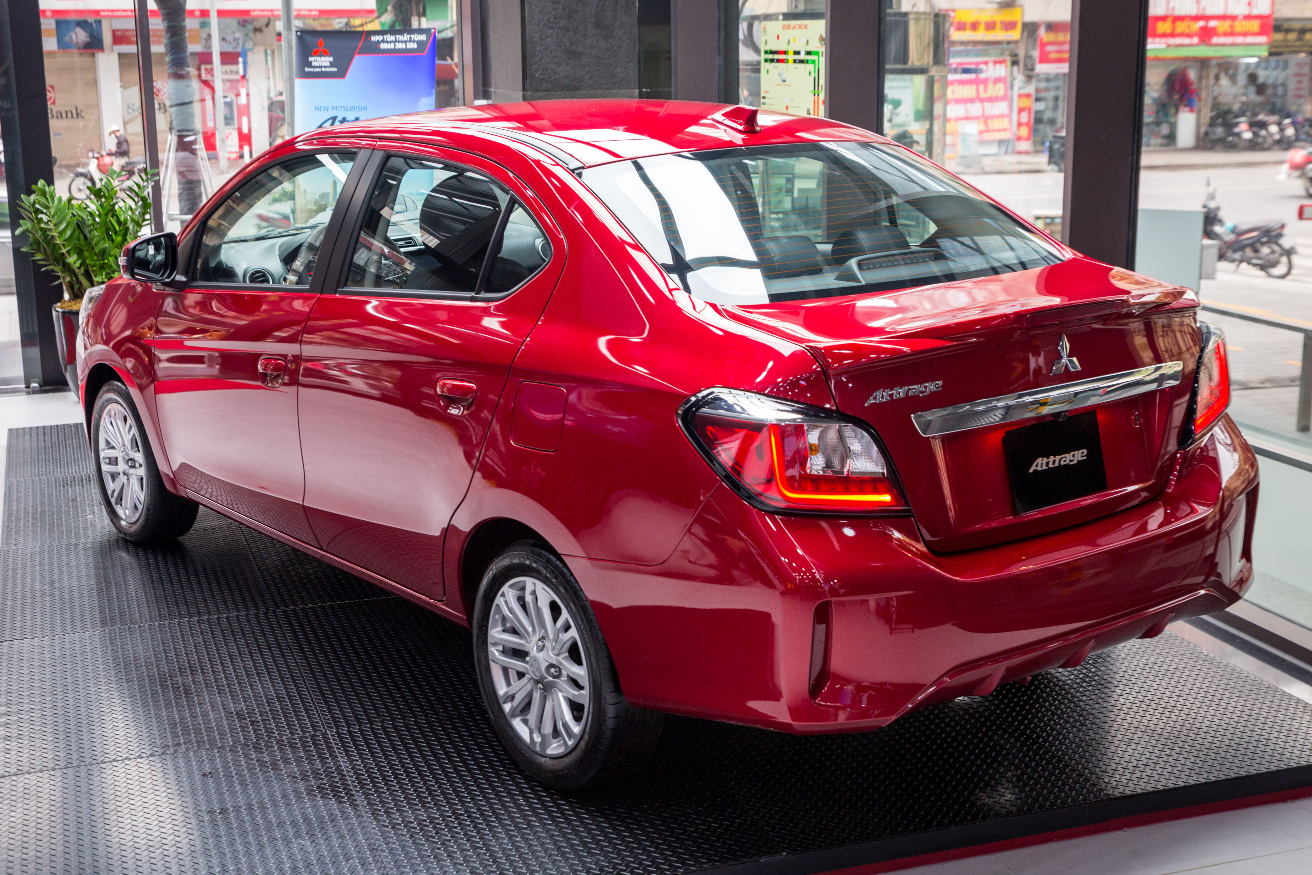 Mitsubishi Attrage CVT Premium 2021 ra mắt, giá 485 triệu đồng attrage-2020-do-ngoai-that-10.jpg