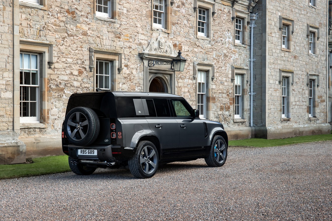 Land Rover trình làng Defender V8 và các phiên bản đặc biệt độc quyền Land-Rover-Defender-110-V8 (3).jpg