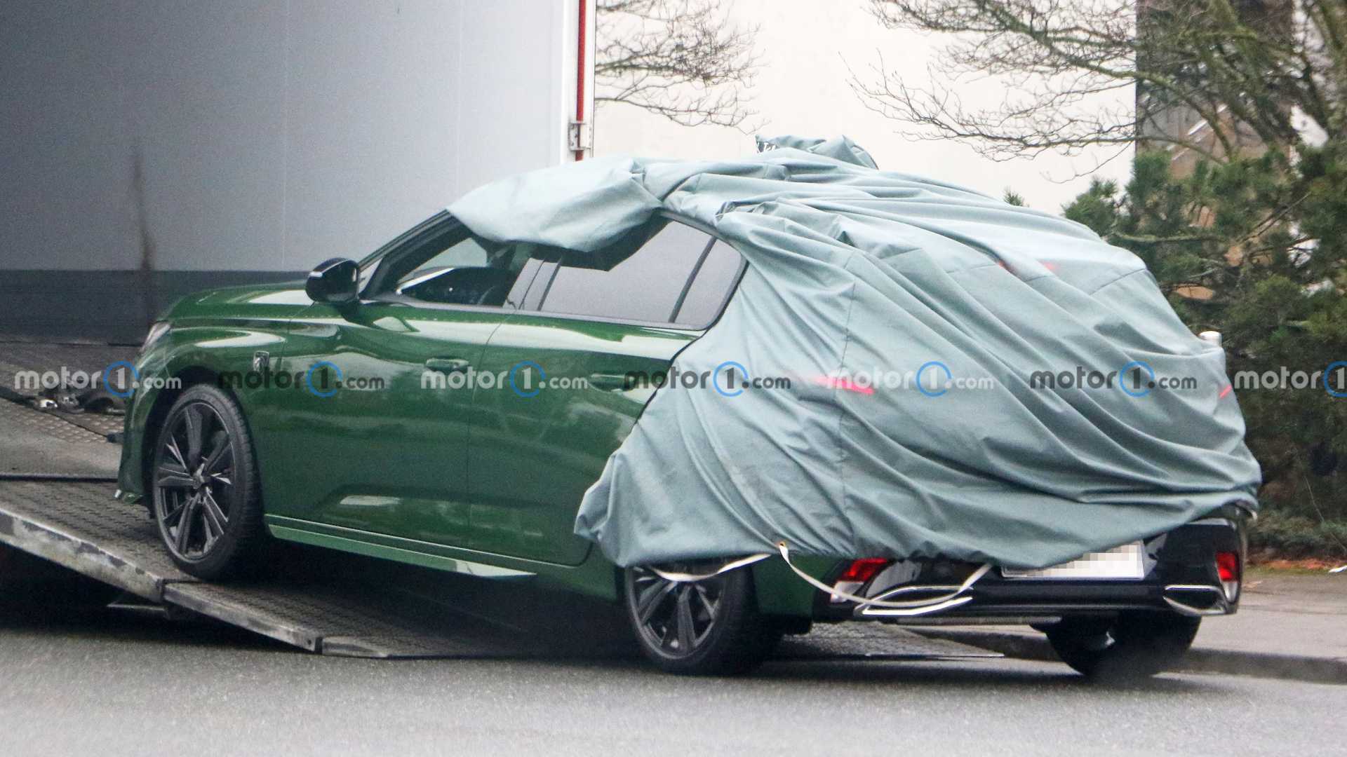 Peugeot 308 2022 lộ thiết kế cực kì ấn tượng, logo mới 2022-peugeot-308-revealing-spy-photo-rear-three-quarters-1.jpg