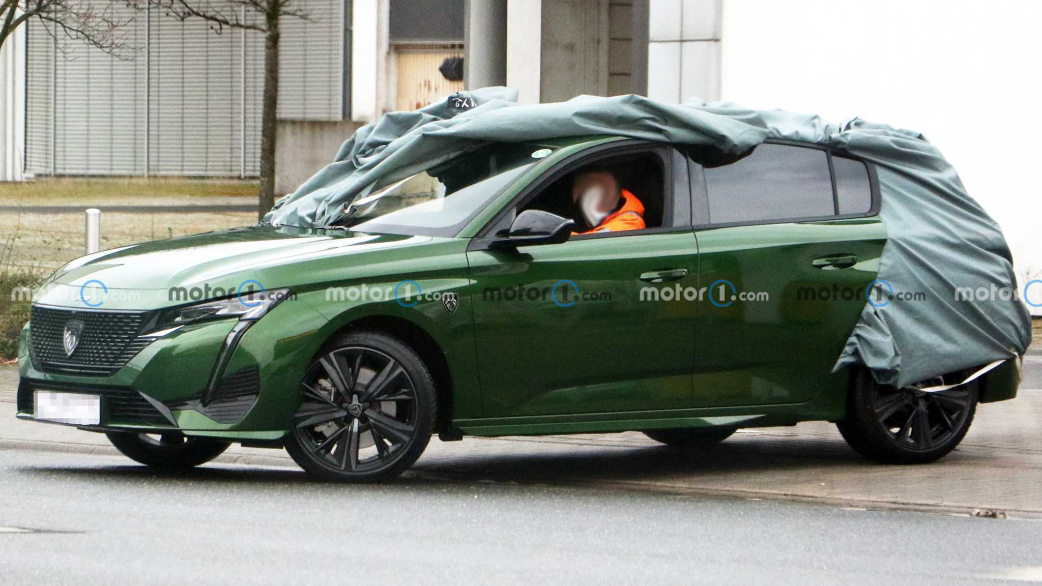 Peugeot 308 2022 lộ thiết kế cực kì ấn tượng, logo mới 2022-peugeot-308-revealing-spy-photo-side-view.jpg