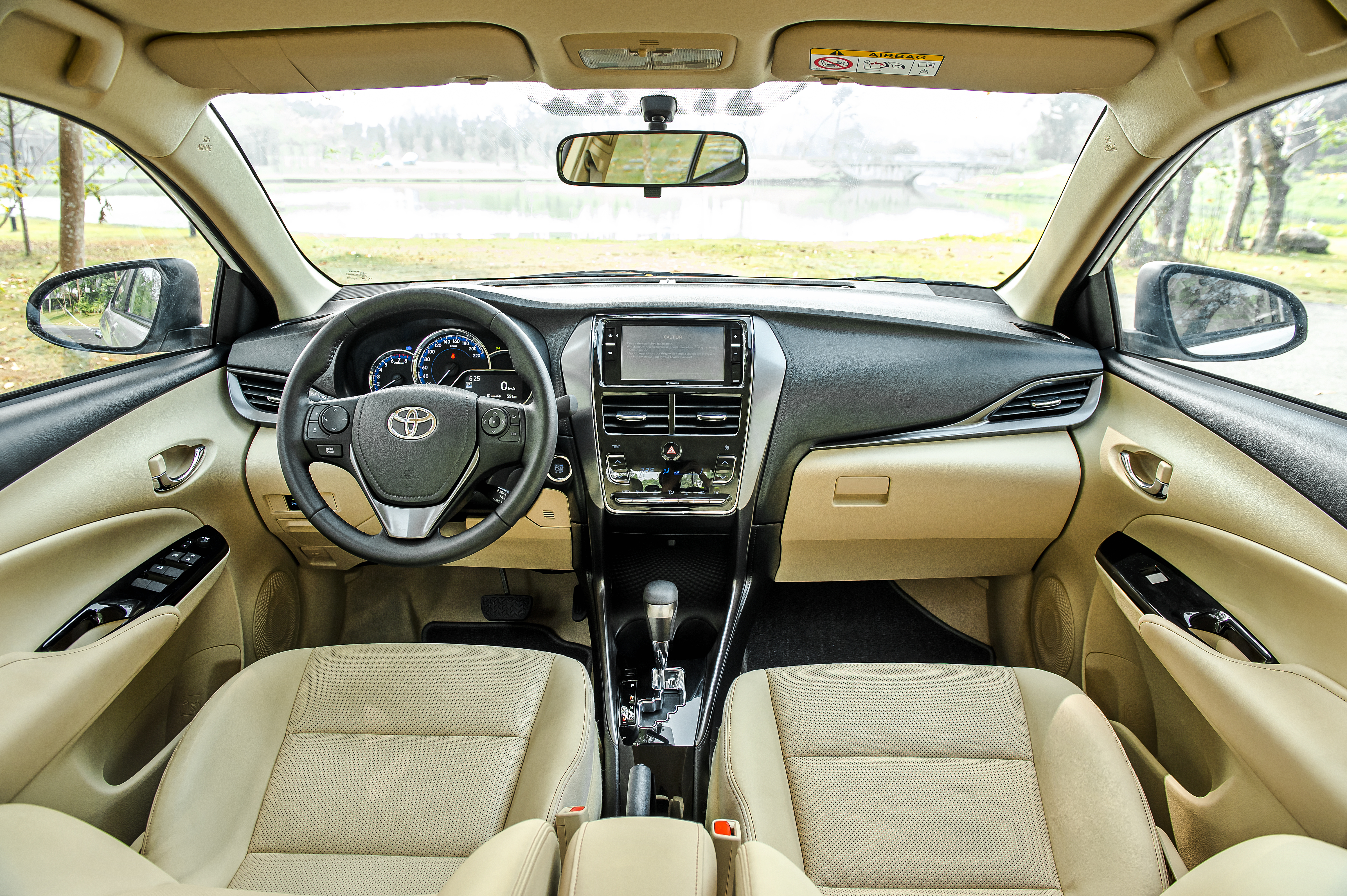 Những thay đổi đáng chú ý của Toyota Vios - mẫu xe bán chạy nhất năm 2020 toyota-vios-white-noi-that-11.jpg
