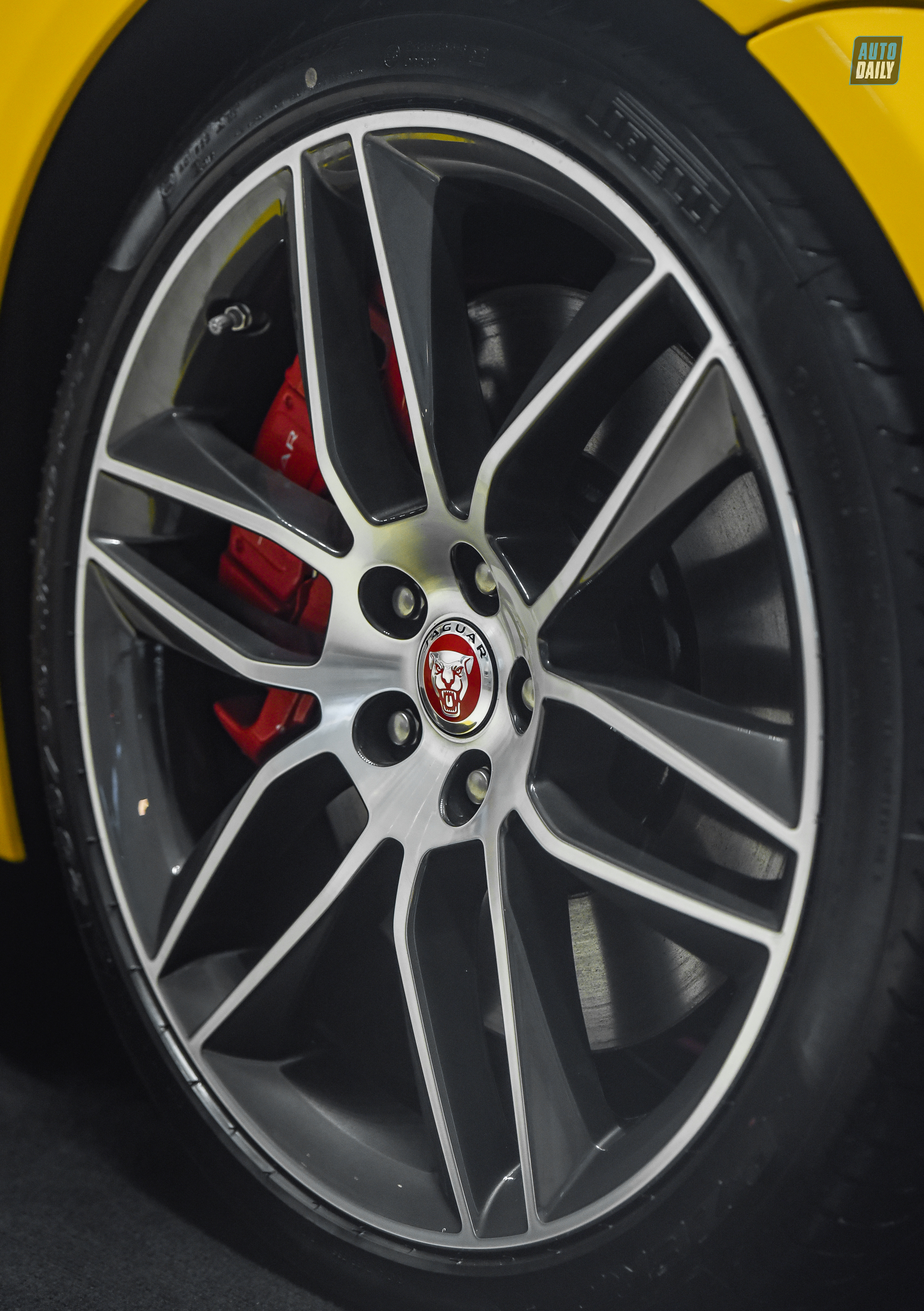 Ảnh chi tiết Jaguar F-Type P380 R-Dynamic 2021 giá 7,235 tỷ đồng 2.jpg