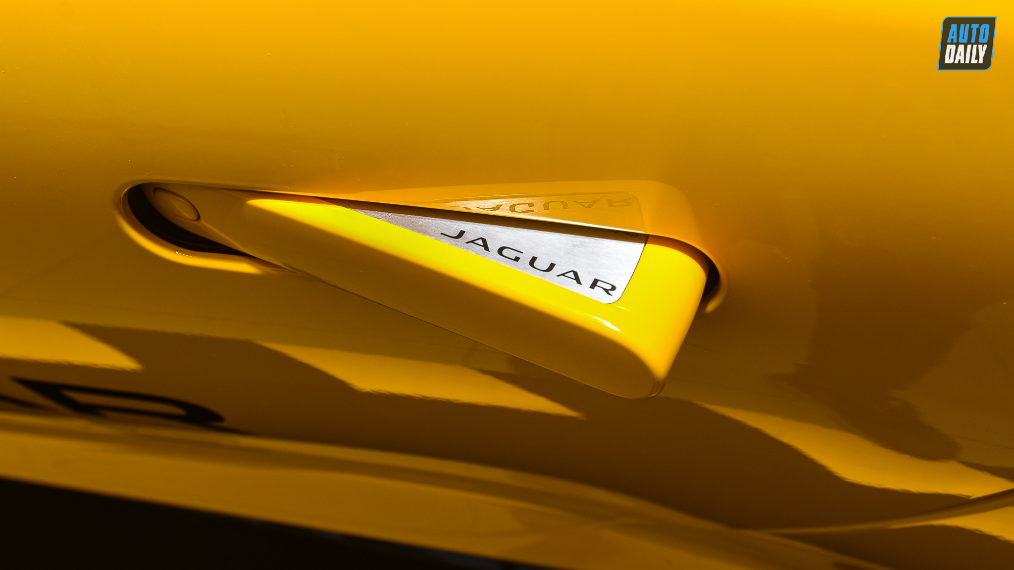 Ảnh chi tiết Jaguar F-Type P380 R-Dynamic 2021 giá 7,235 tỷ đồng 30.jpg