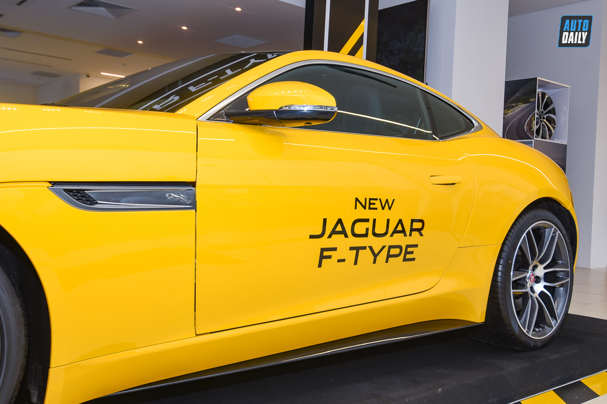 Ảnh chi tiết Jaguar F-Type P380 R-Dynamic 2021 giá 7,235 tỷ đồng 36.jpg