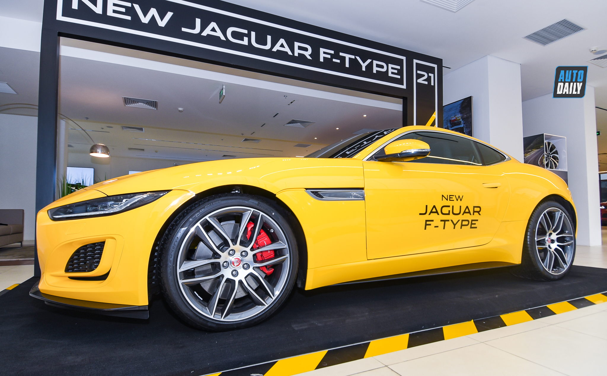 Ảnh chi tiết Jaguar F-Type P380 R-Dynamic 2021 giá 7,235 tỷ đồng 37.jpg