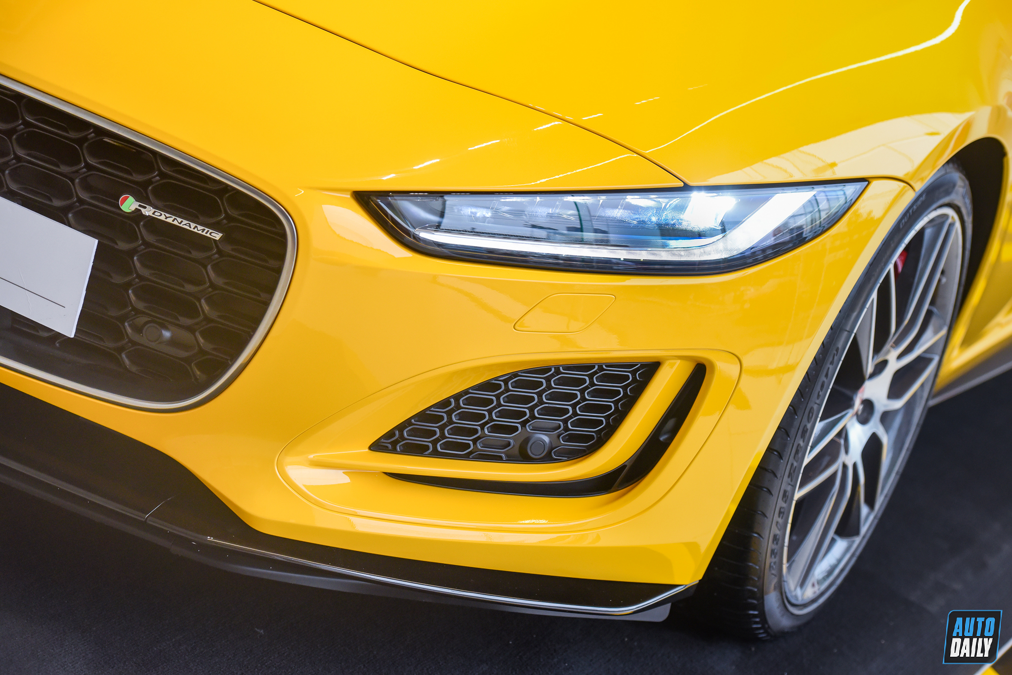 Ảnh chi tiết Jaguar F-Type P380 R-Dynamic 2021 giá 7,235 tỷ đồng 4.jpg