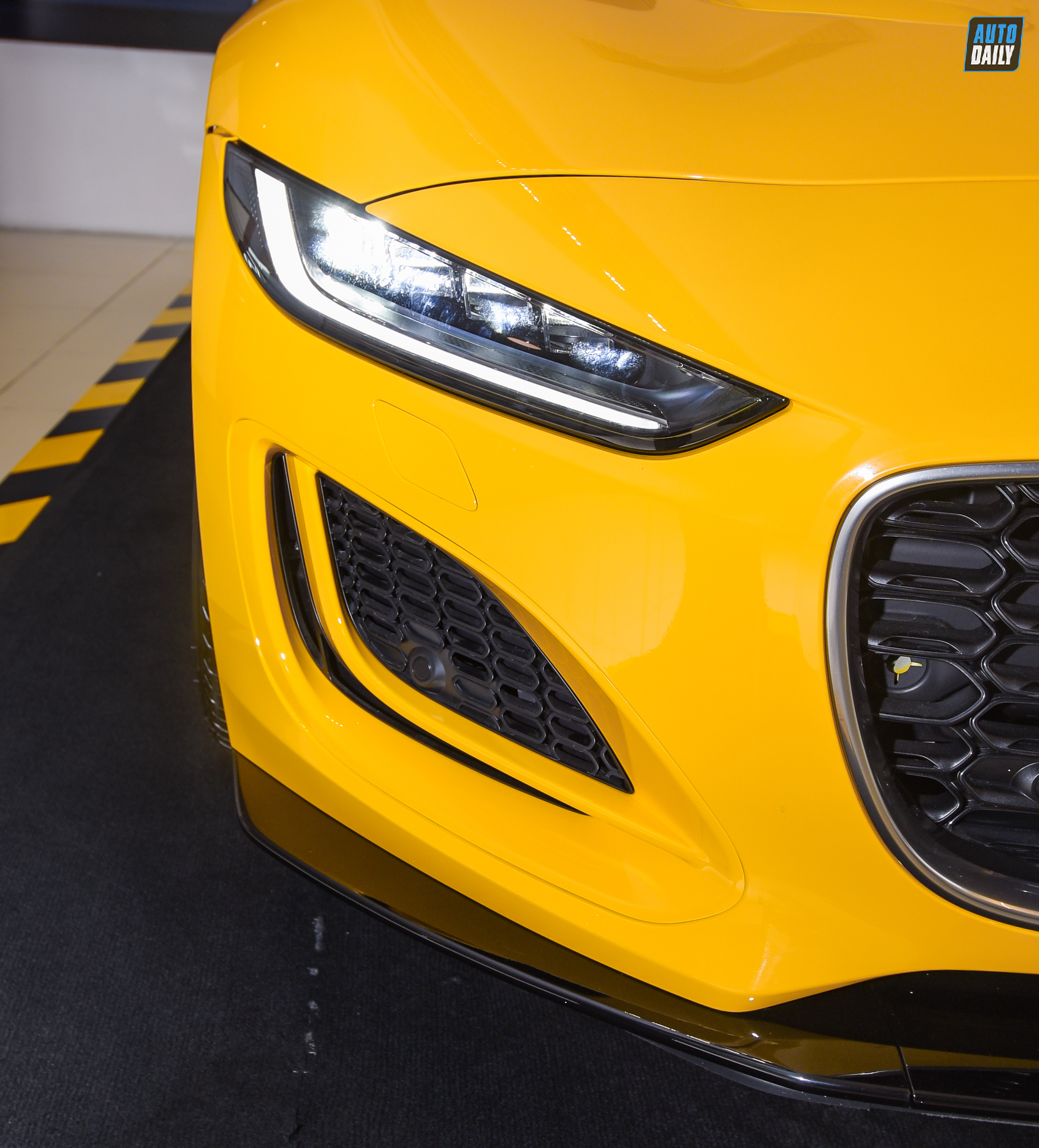 Ảnh chi tiết Jaguar F-Type P380 R-Dynamic 2021 giá 7,235 tỷ đồng 48.jpg