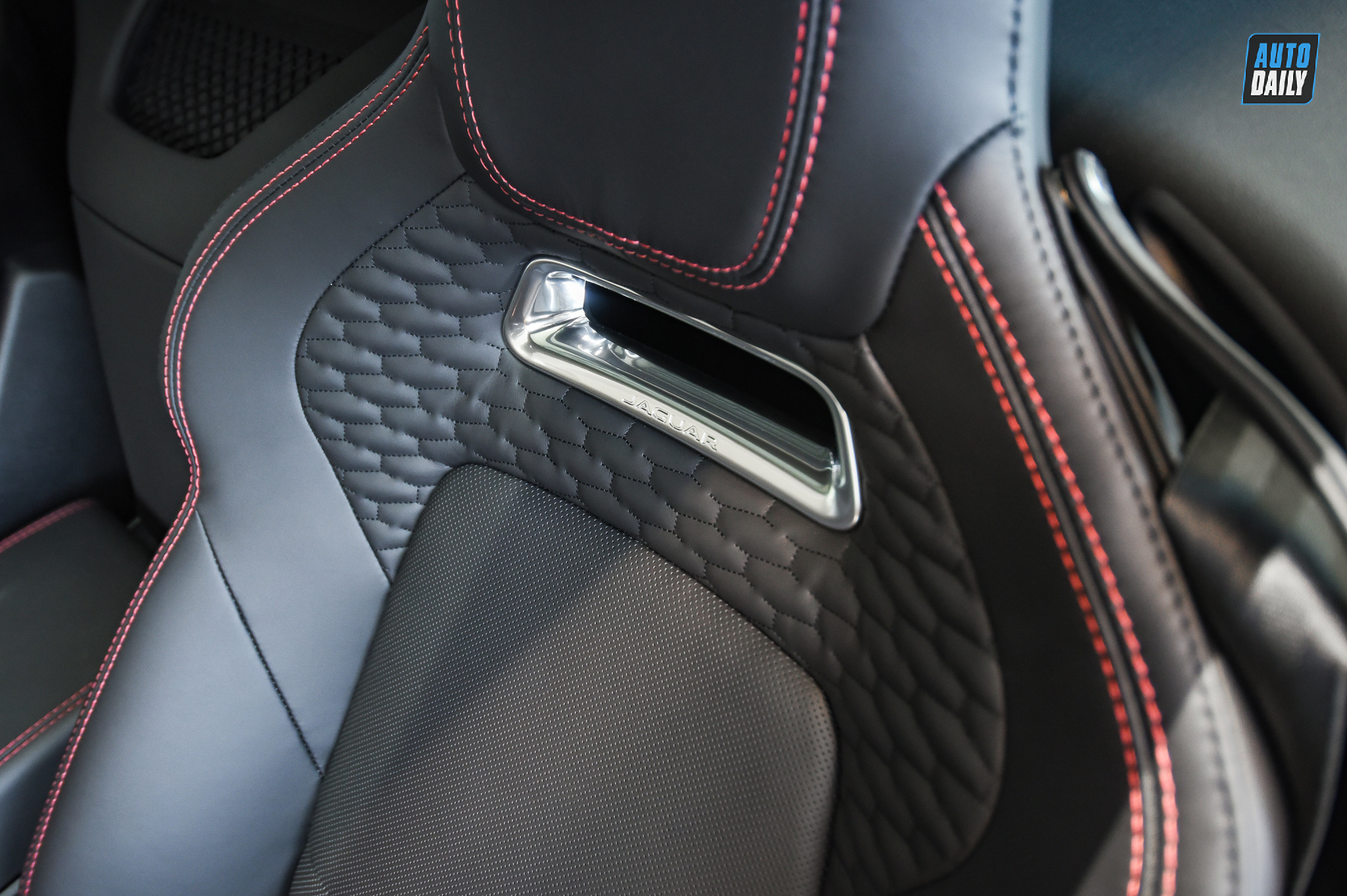 Ảnh chi tiết Jaguar F-Type P380 R-Dynamic 2021 giá 7,235 tỷ đồng 6.jpg