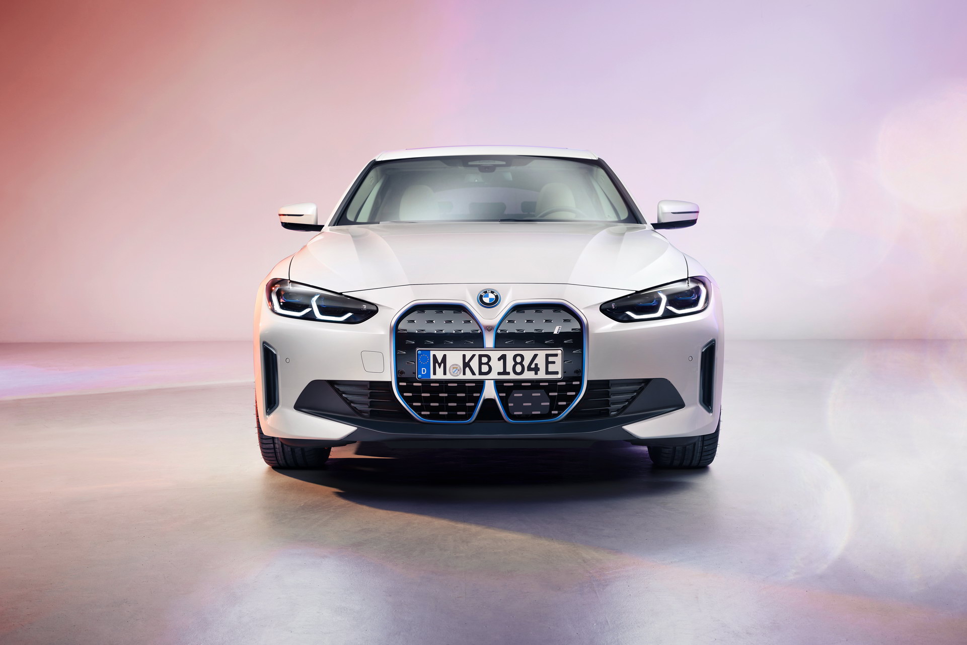 BMW i4 ra mắt, đấu Tesla Model 3, phạm vi hoạt động tối đa 590 km 2022-bmw-i4-ev-10.jpg