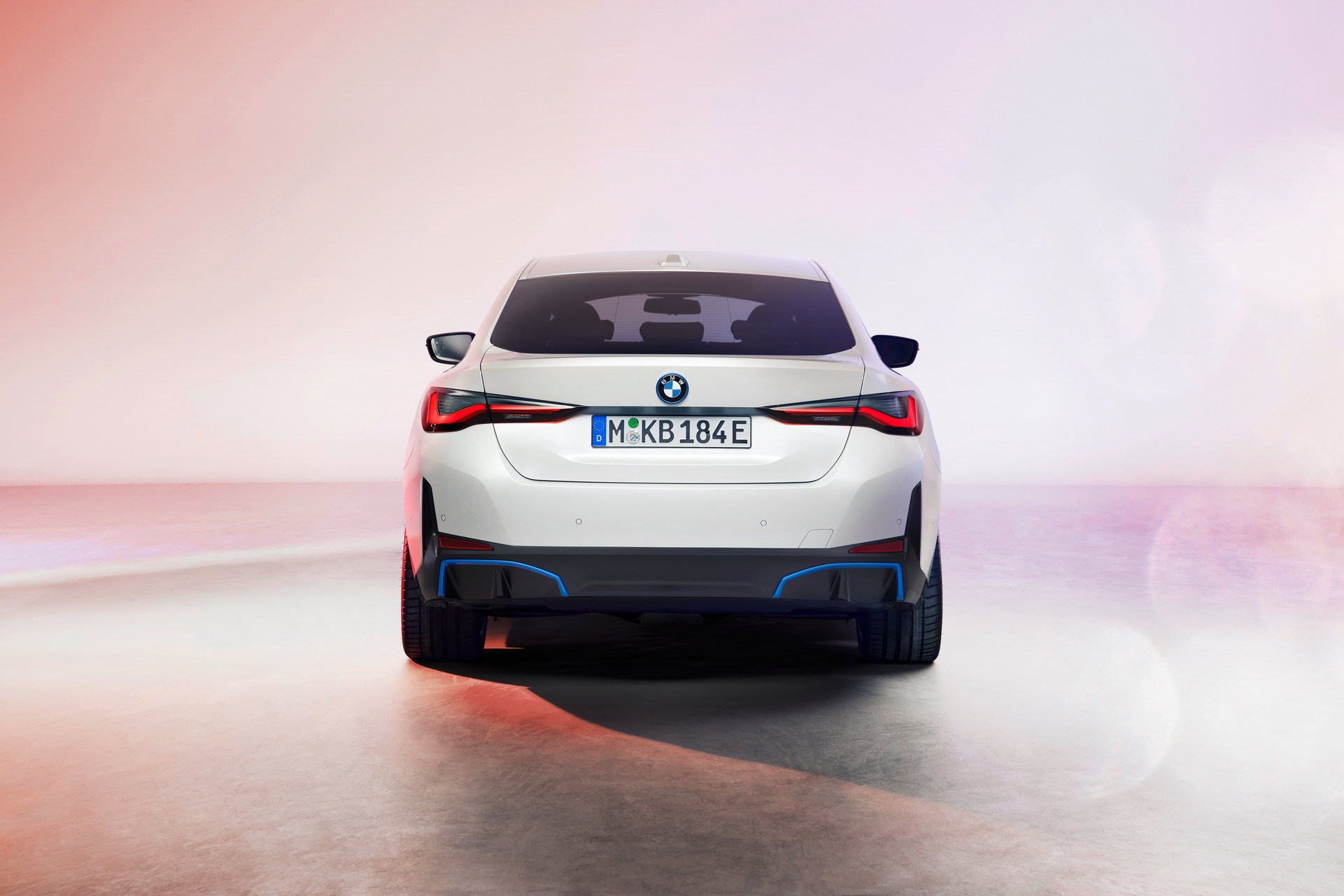 BMW i4 ra mắt, đấu Tesla Model 3, phạm vi hoạt động tối đa 590 km 2022-bmw-i4-ev-11.jpg