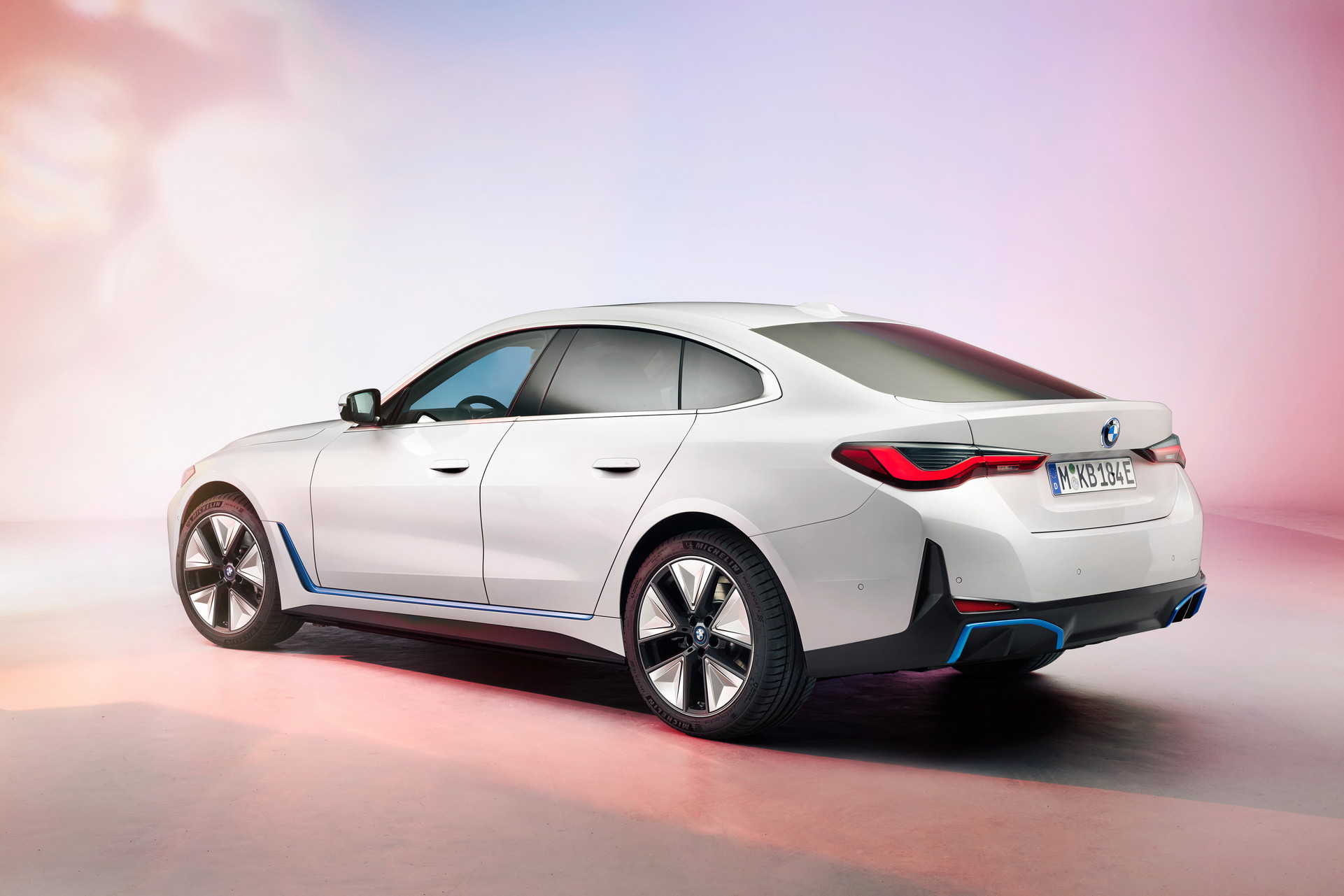 BMW i4 ra mắt, đấu Tesla Model 3, phạm vi hoạt động tối đa 590 km 2022-bmw-i4-ev-9.jpg