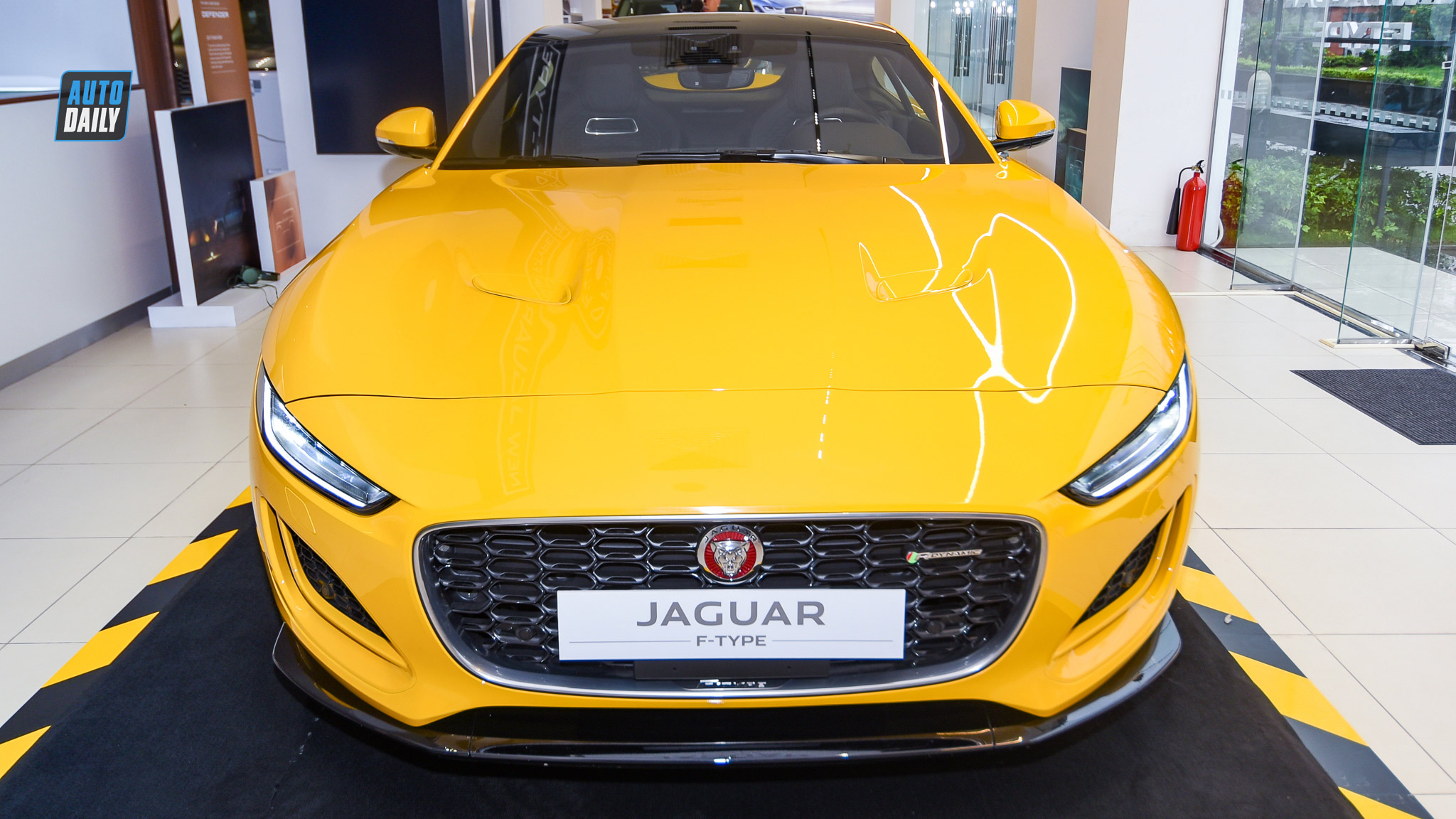 Trải nghiệm nhanh Jaguar F Type 2021 - Có "ăn" được Porsche 718 Cayman?