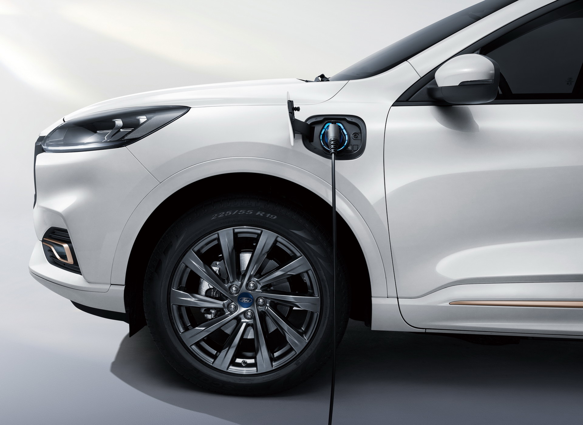Ford Evos 2021 ra mắt với màn hình khổng lồ 1,1 mét 2021-ford-escape-phev-china.jpg