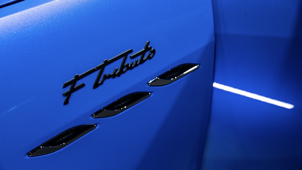 Maserati ra mắt phiên bản F Tributo 2021 cho Ghibli và Levante medium-17951-maseratighibliftributobadge1.jpg