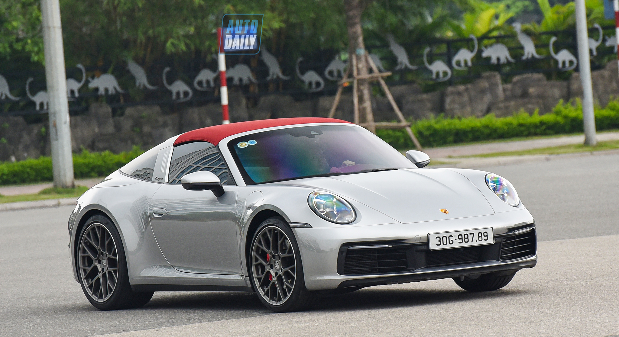 Porsche 911 Targa đời 992 đầu tiên tại Việt Nam ra biển trắng