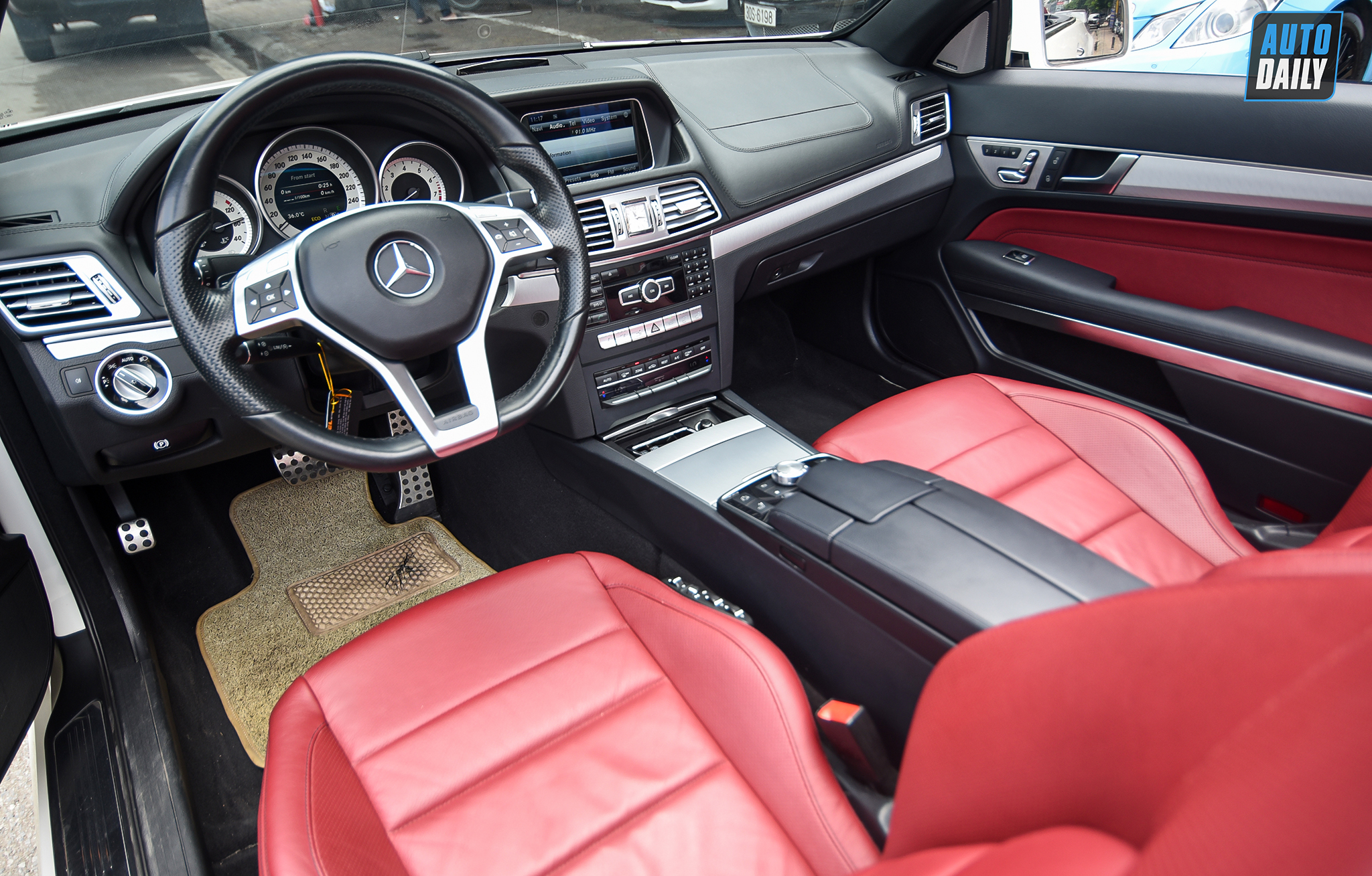 Mui trần hàng hiếm Mercedes-Benz E400 Cabriolet lên sàn xe cũ giá hơn 2 tỷ adt-4937-copy.jpg