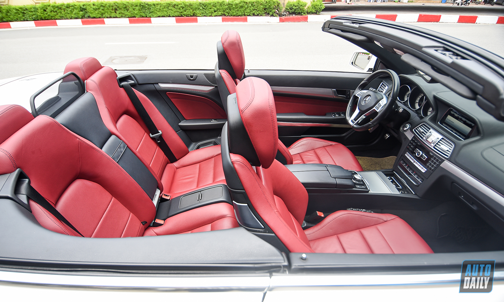 Mui trần hàng hiếm Mercedes-Benz E400 Cabriolet lên sàn xe cũ giá hơn 2 tỷ adt-4972-copy.jpg