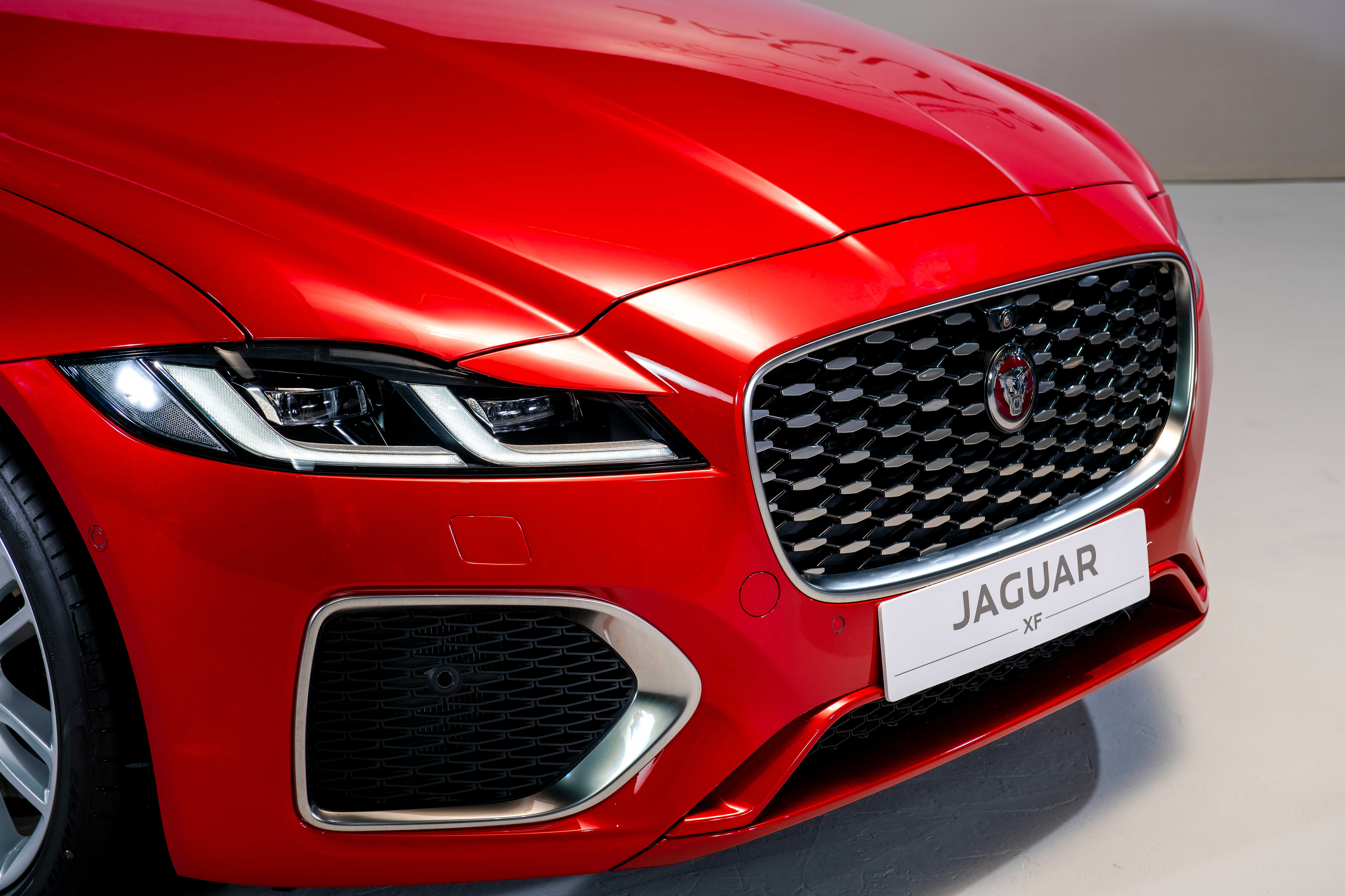 Jaguar%20XF%203.jpg