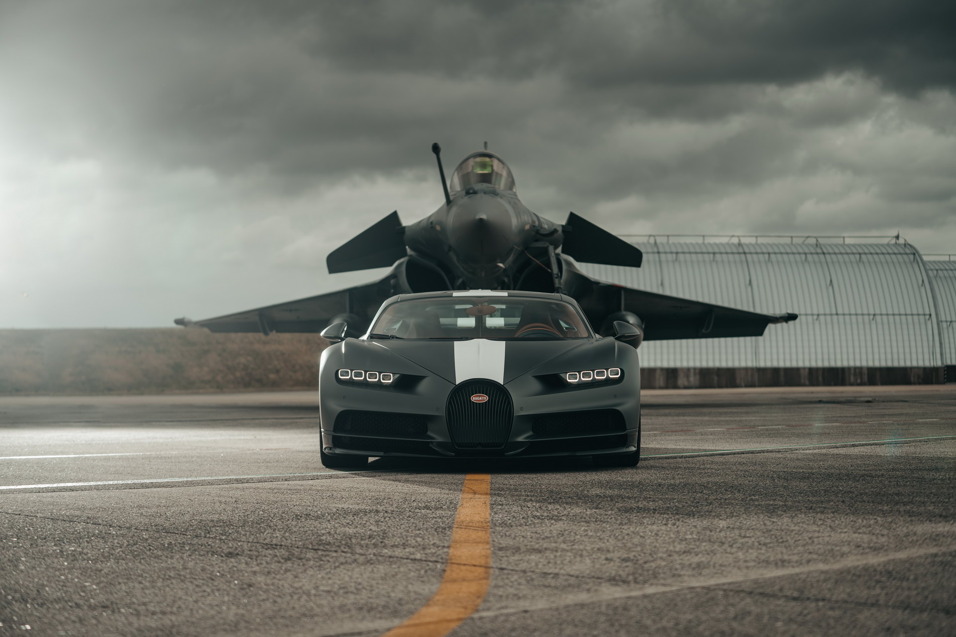 bugatti-chiron-sport-les-legendes-du-ciel-dassault-rafale-fighter-jet-3.jpeg