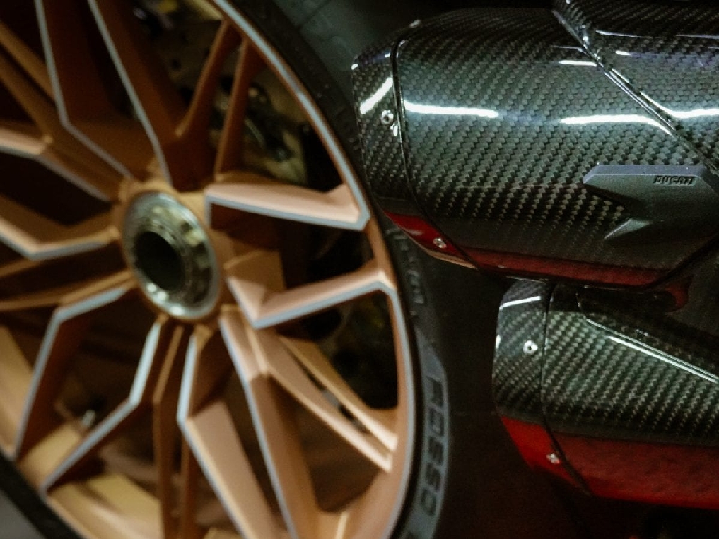 Ducati Diavel 1260 Lamborghini cập bến Đài Loan, sắp về Việt Nam Ống xả cũng được làm bằng sợi carbon, và tay đòn đơn để lộ thiết kế khung bánh xe hoàn chỉnh..jpg