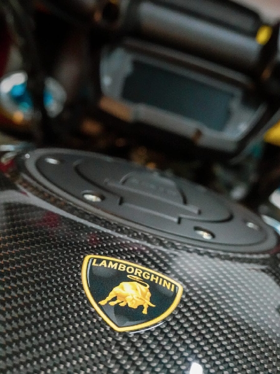 Ducati Diavel 1260 Lamborghini cập bến Đài Loan, sắp về Việt Nam Logo Lamborghini màu vàng trên bình xăng.jpg