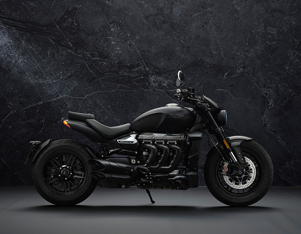 02-triumph-rocket-3-r-black-price-reveal.jpeg