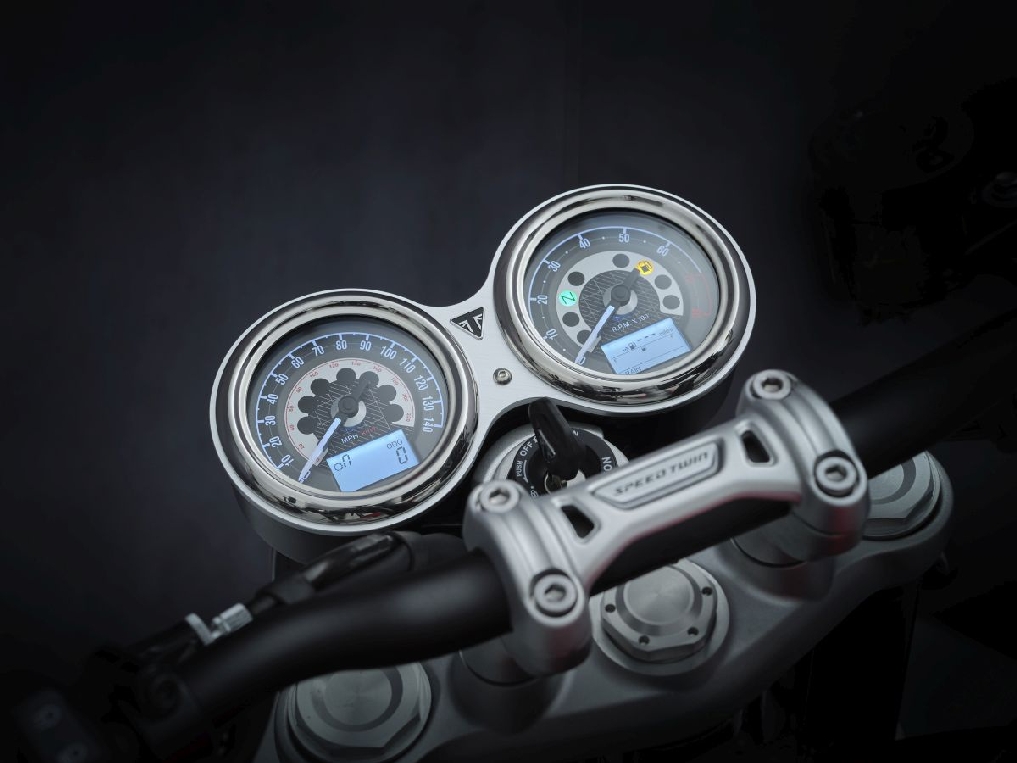 Triumph Speed Twin 2021 chính thức ra mắt với nhiều nâng cấp đáng giá Màn hình kỹ thuật số với đồng hồ analog truyền thống trên Triumph Speed Twin 2021..jpg