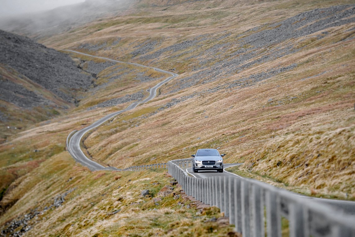 Jaguar I-PACE hoàn thành “Thử thách Everesting” chỉ với một lần sạc Jaguar I-PACE (3).jpg