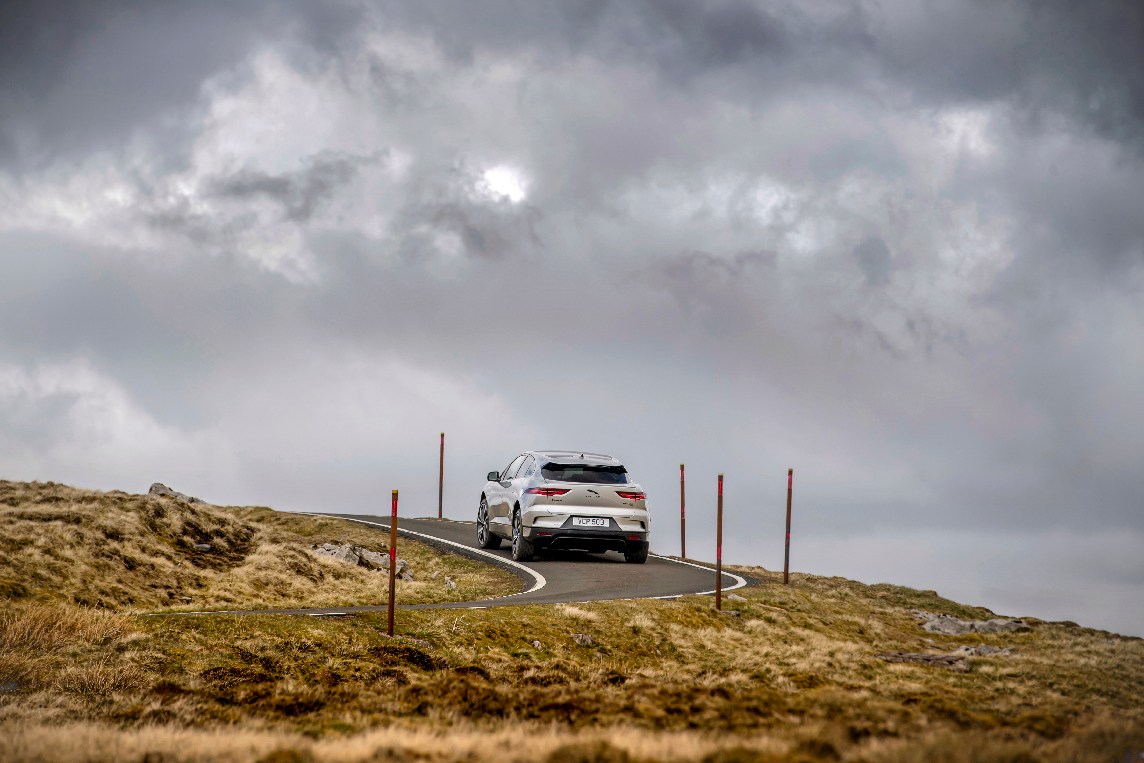 Jaguar I-PACE hoàn thành “Thử thách Everesting” chỉ với một lần sạc Jaguar I-PACE (5).jpg