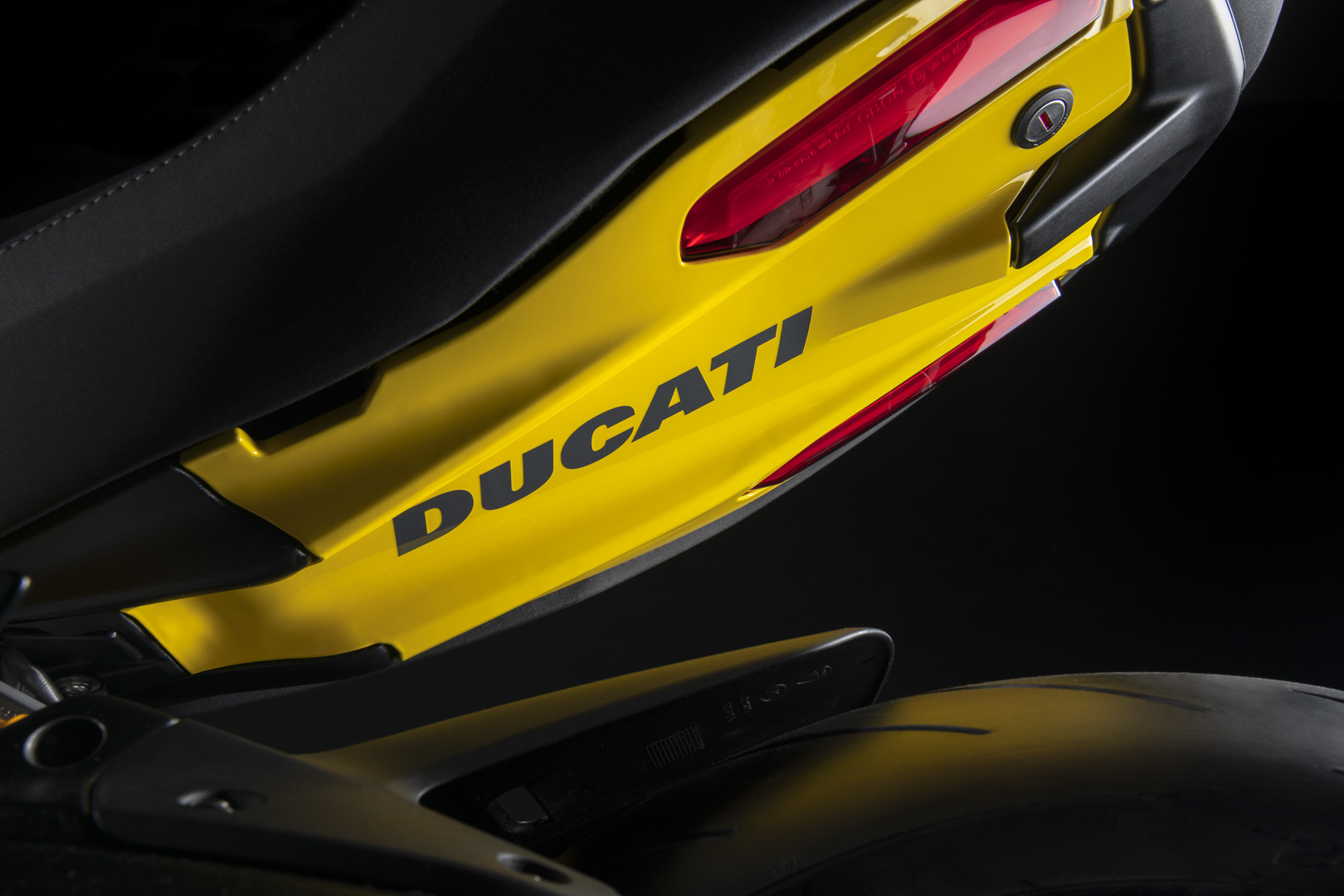 Lo tin Ducati Diavel 1260 S Black and Steel 2022 sap ve Viet Nam - 6