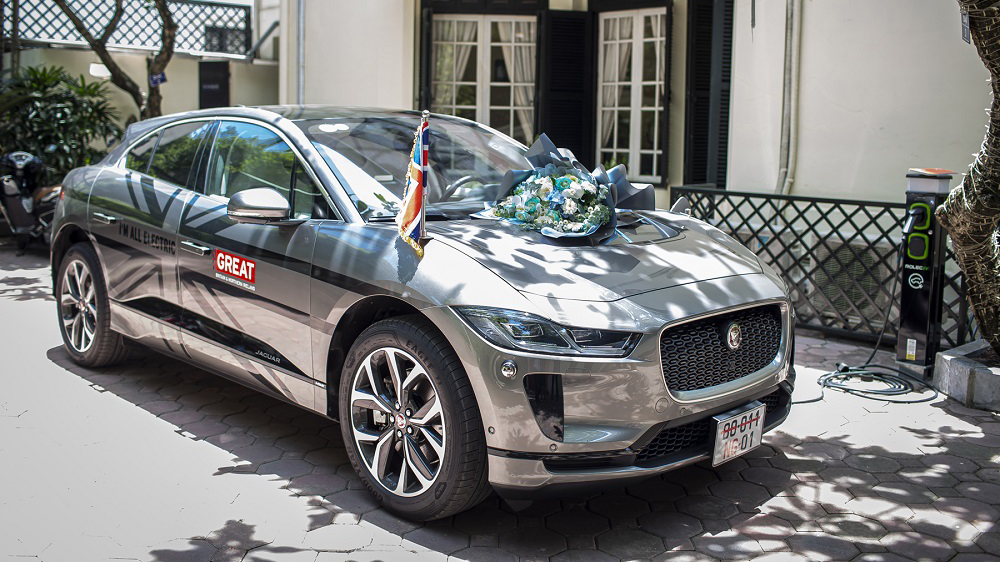 Mẫu Jaguar I-Pace đầu tiên tại Việt Nam được bàn giao cho Đại sứ quán Anh