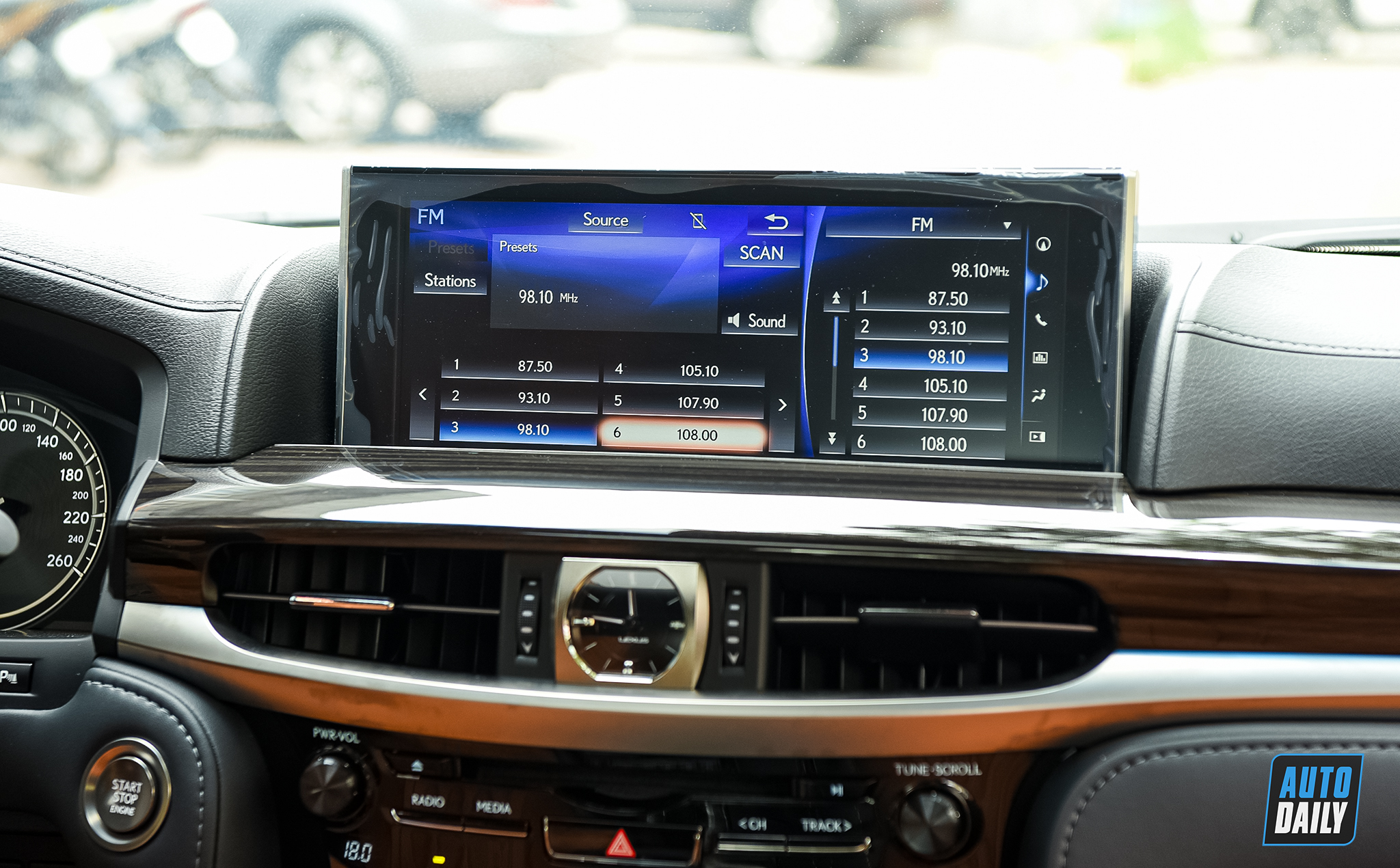 Chuyên cơ mặt đất Lexus LX570 Super Sport 2021 độ MBS 4 chỗ về Việt Nam 1.jpg