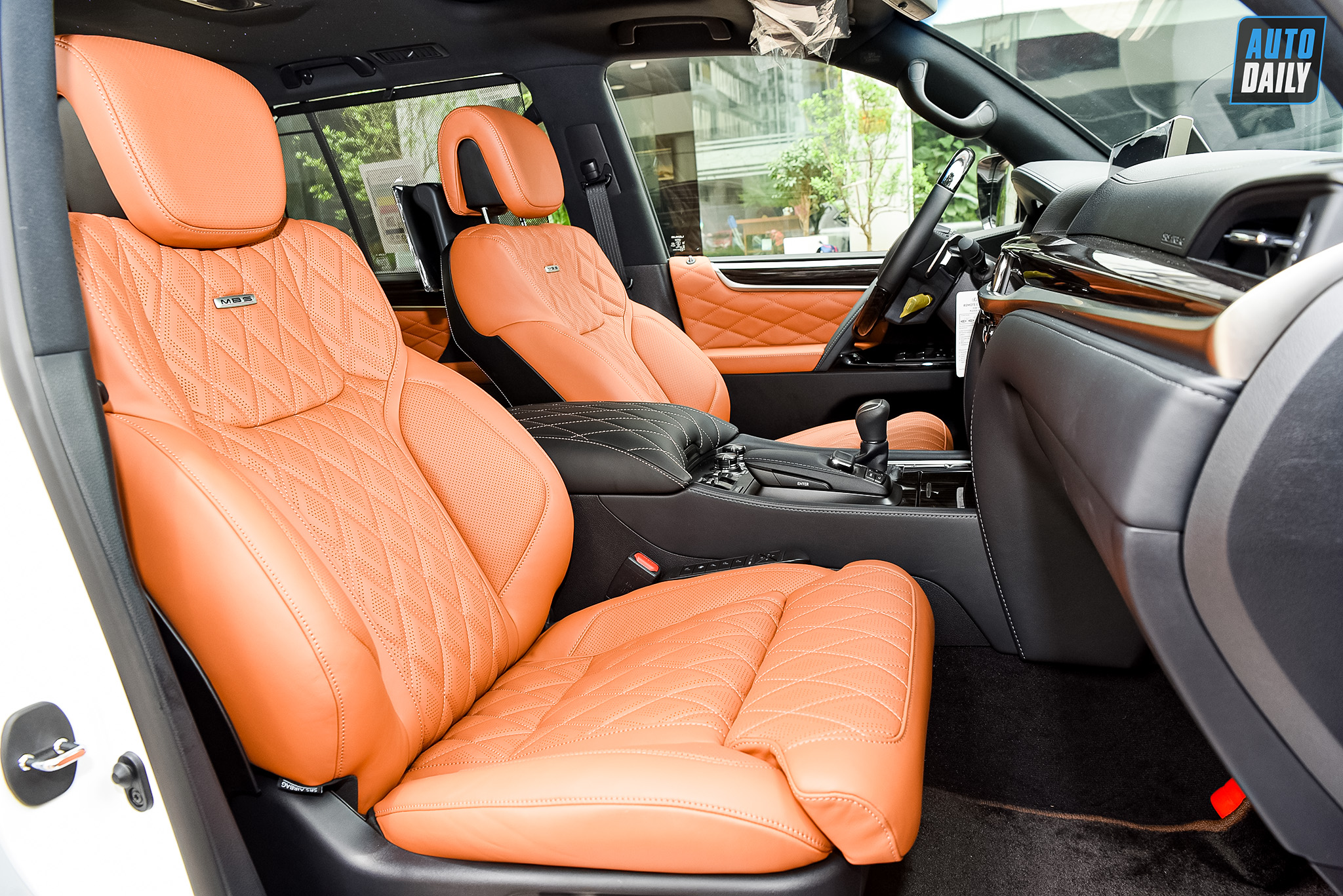 Chuyên cơ mặt đất Lexus LX570 Super Sport 2021 độ MBS 4 chỗ về Việt Nam 10.jpg