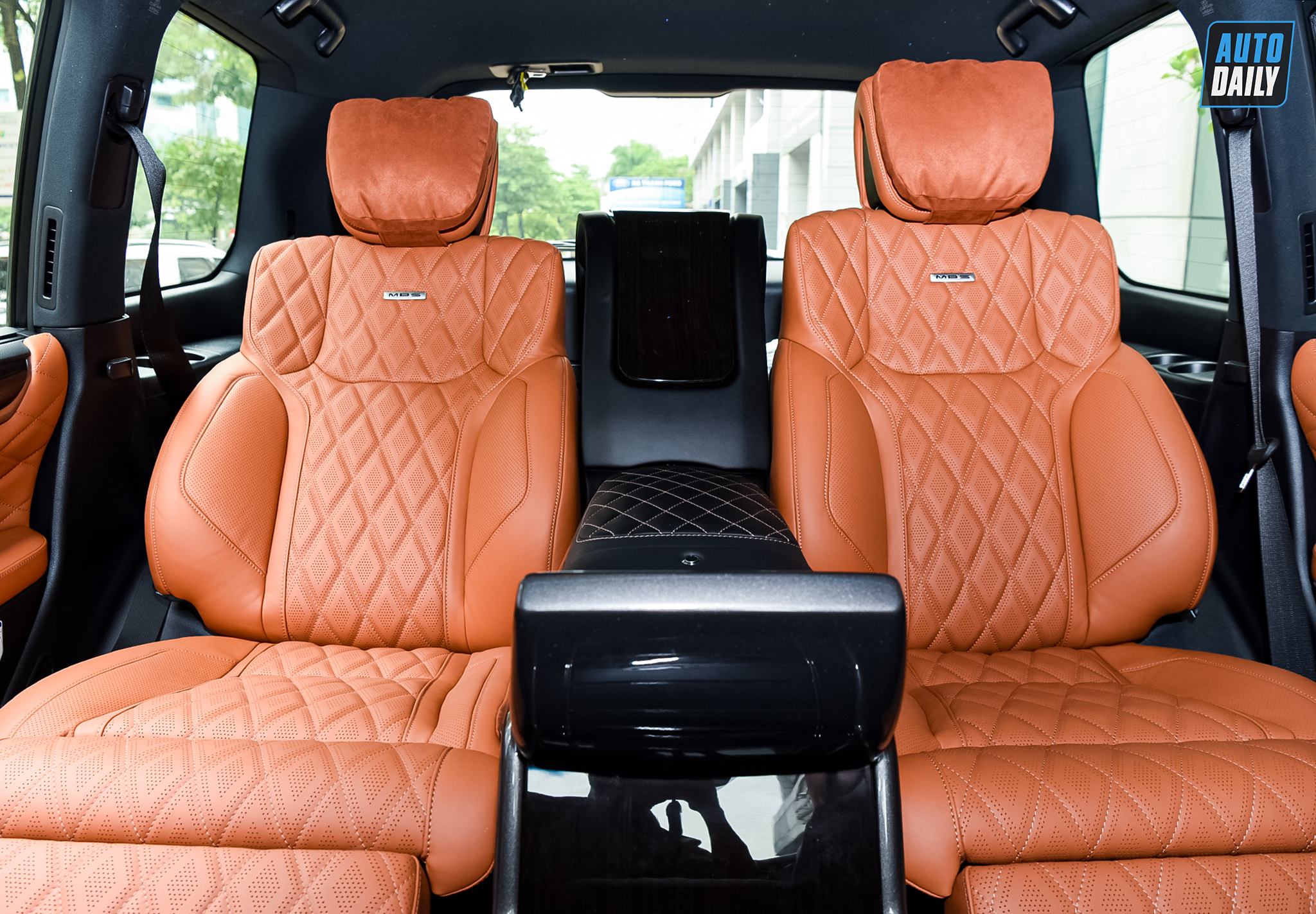 Chuyên cơ mặt đất Lexus LX570 Super Sport 2021 độ MBS 4 chỗ về Việt Nam 13.jpg