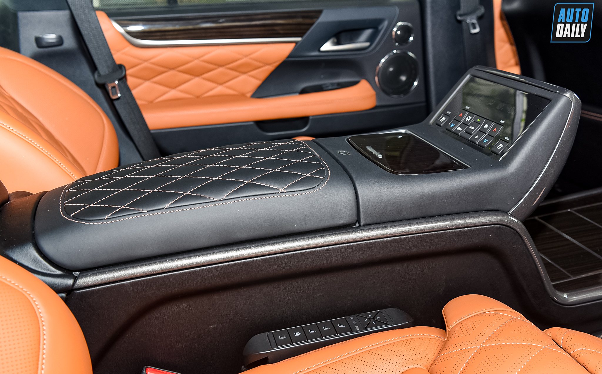 Chuyên cơ mặt đất Lexus LX570 Super Sport 2021 độ MBS 4 chỗ về Việt Nam 14.jpg