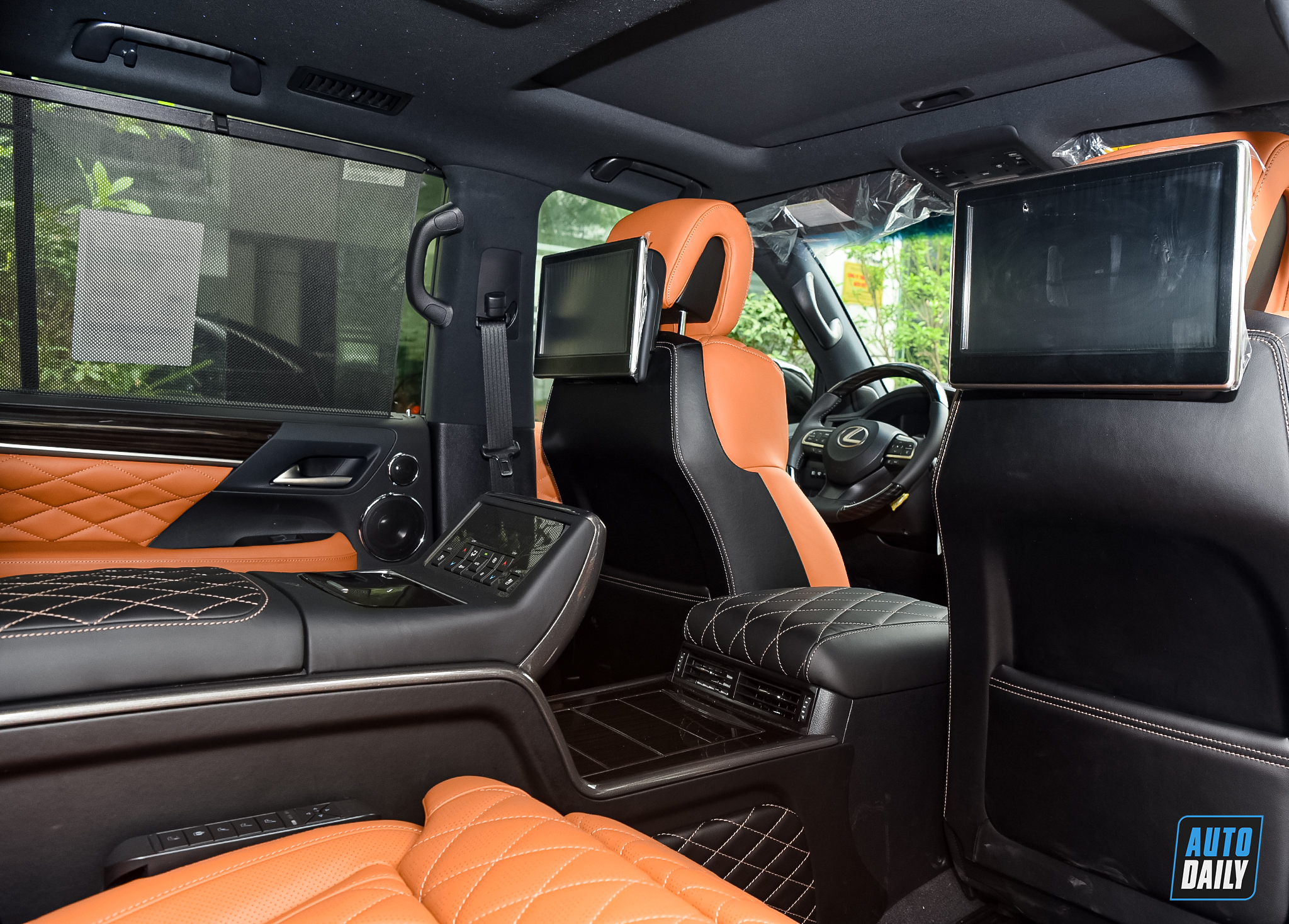 Chuyên cơ mặt đất Lexus LX570 Super Sport 2021 độ MBS 4 chỗ về Việt Nam 15.jpg