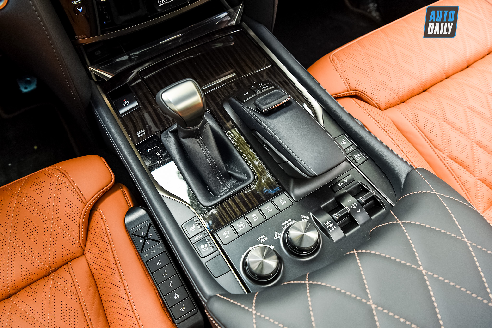 Chuyên cơ mặt đất Lexus LX570 Super Sport 2021 độ MBS 4 chỗ về Việt Nam 4.jpg