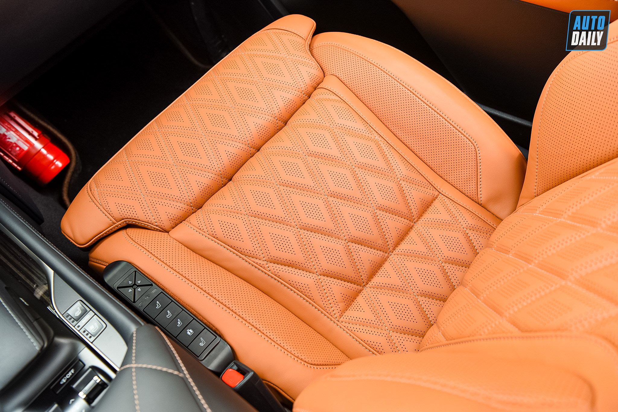 Chuyên cơ mặt đất Lexus LX570 Super Sport 2021 độ MBS 4 chỗ về Việt Nam 5.jpg