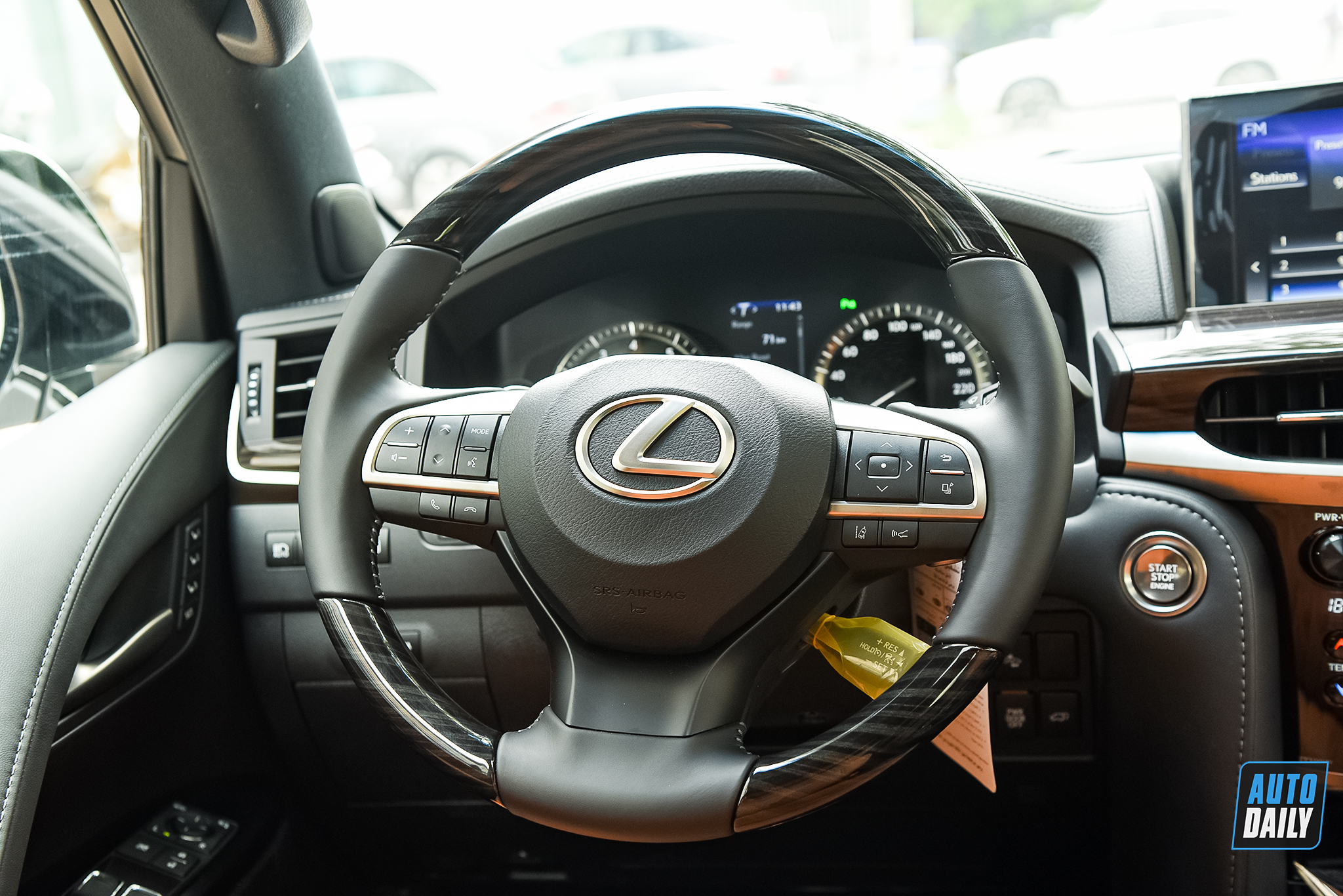 Chuyên cơ mặt đất Lexus LX570 Super Sport 2021 độ MBS 4 chỗ về Việt Nam 6.jpg