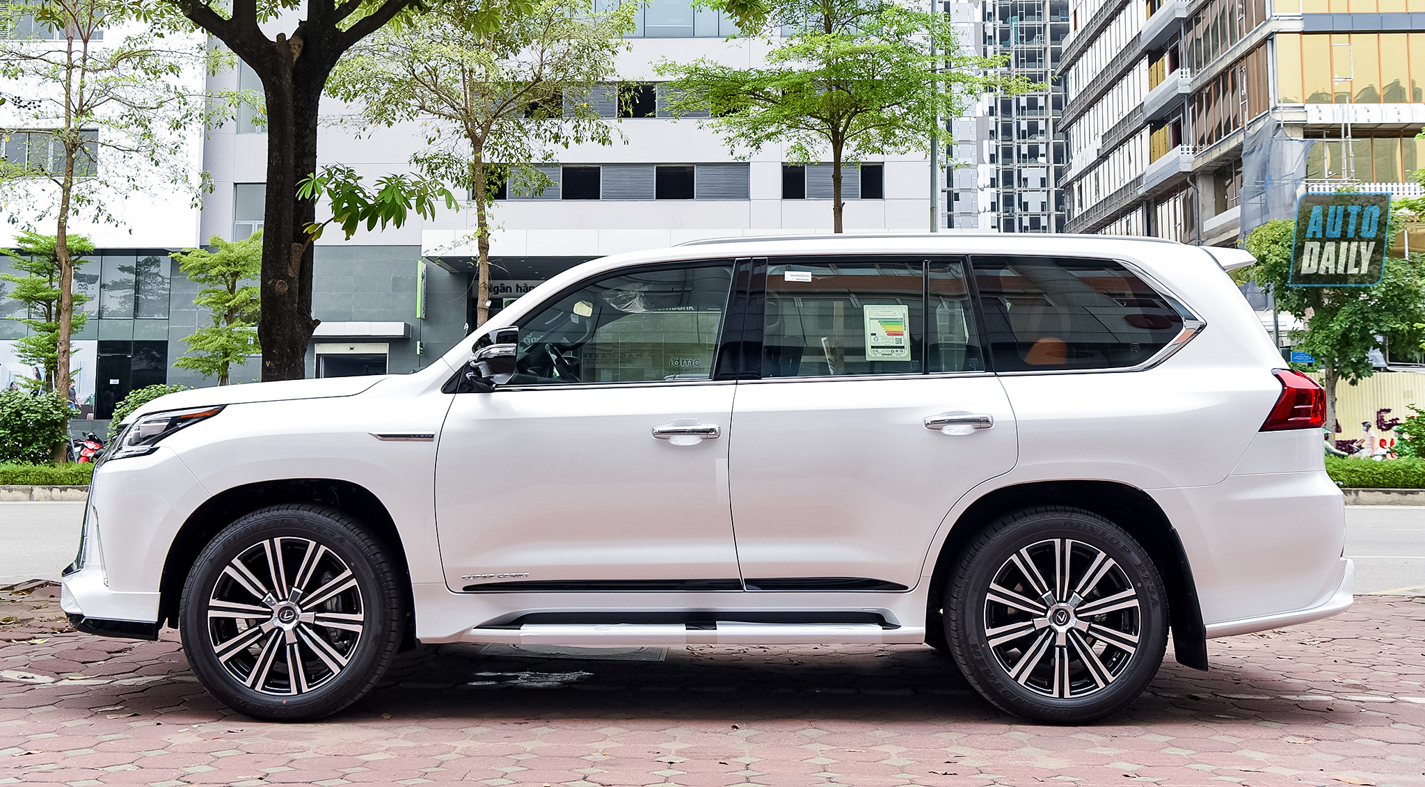 Chuyên cơ mặt đất Lexus LX570 Super Sport 2021 độ MBS 4 chỗ về Việt Nam 8.jpg